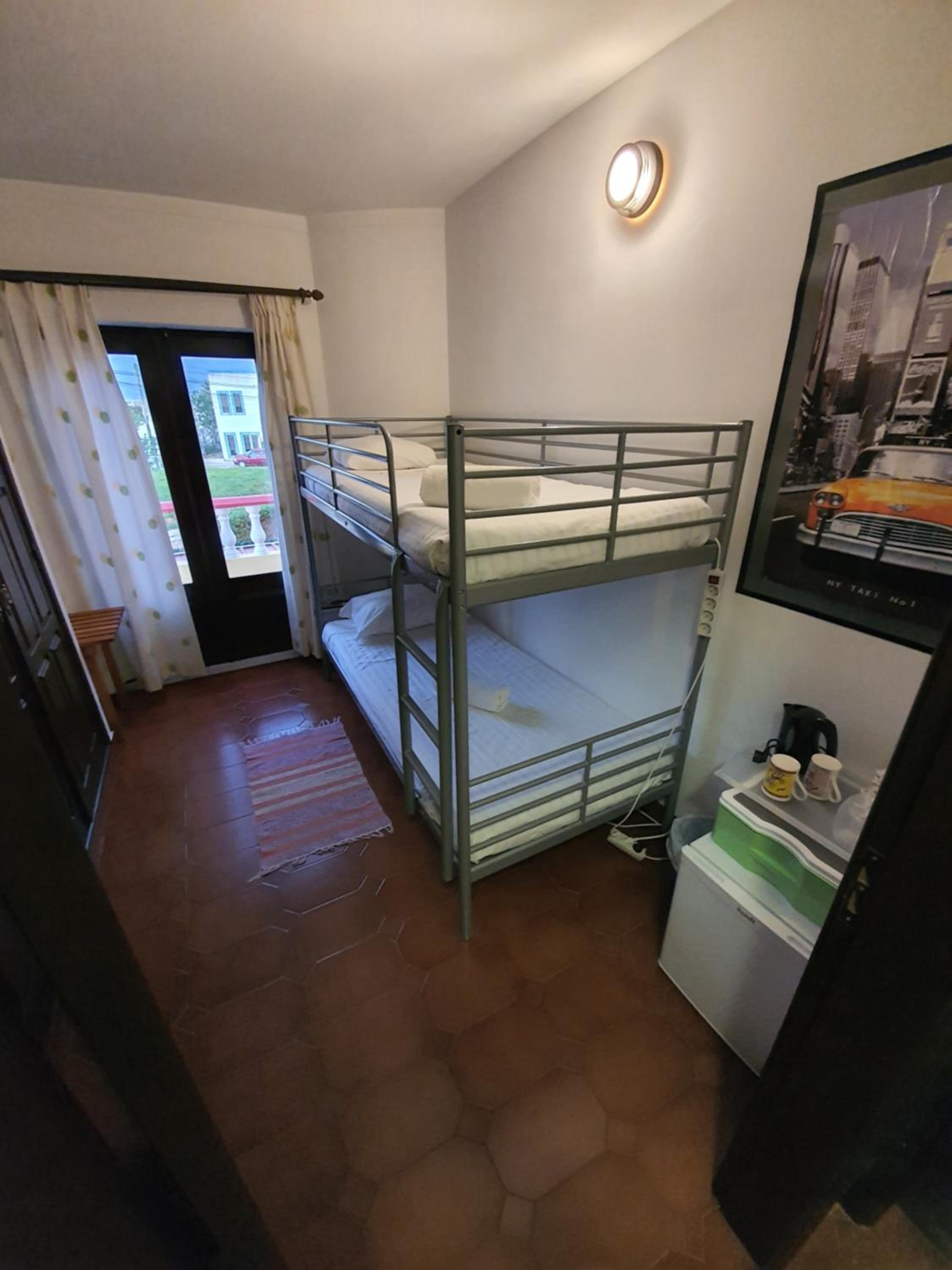 Budget Bunk Bedroom with Shared Bathroom photo 1