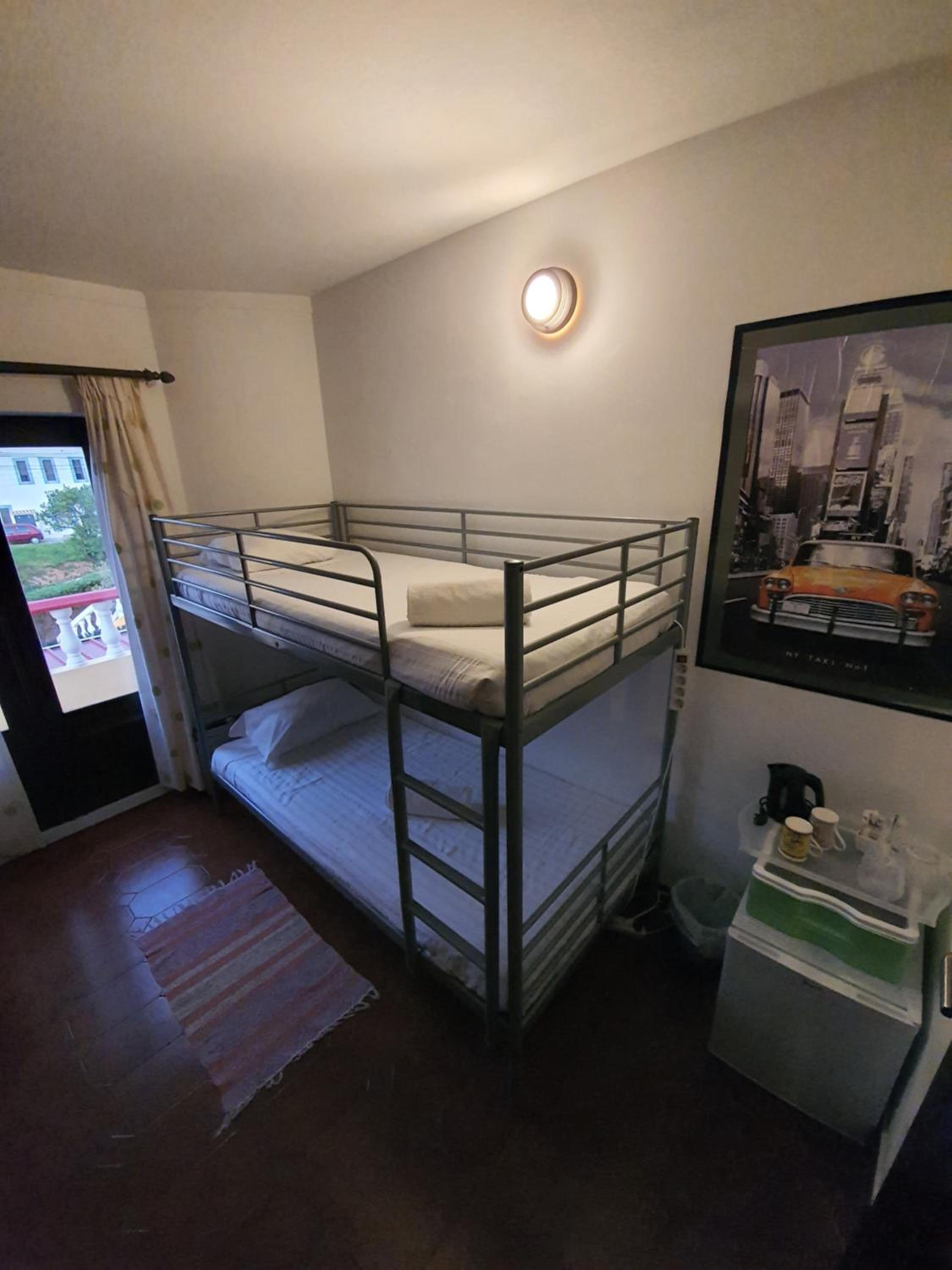 Budget Bunk Bedroom with Shared Bathroom photo 2