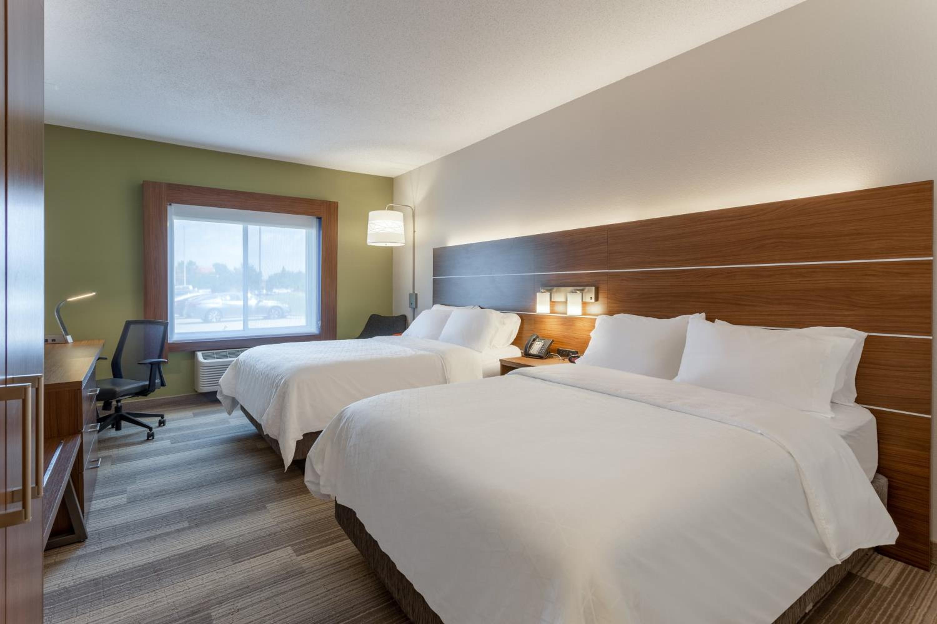 Queen Room with Two Queen Beds - Hearing Accessible/Non-Smoking - Photo 2