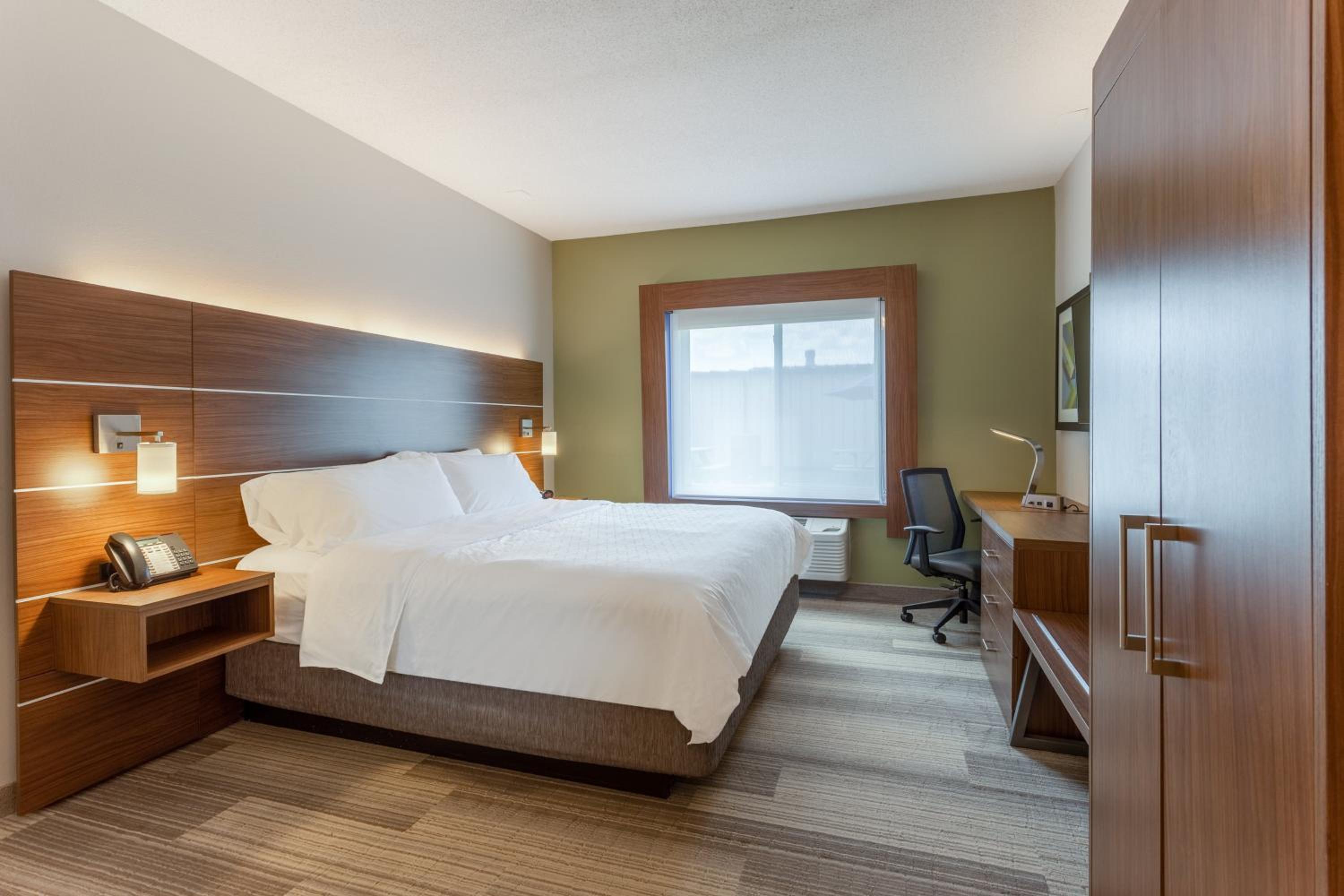 Standard King Room - Photo 2