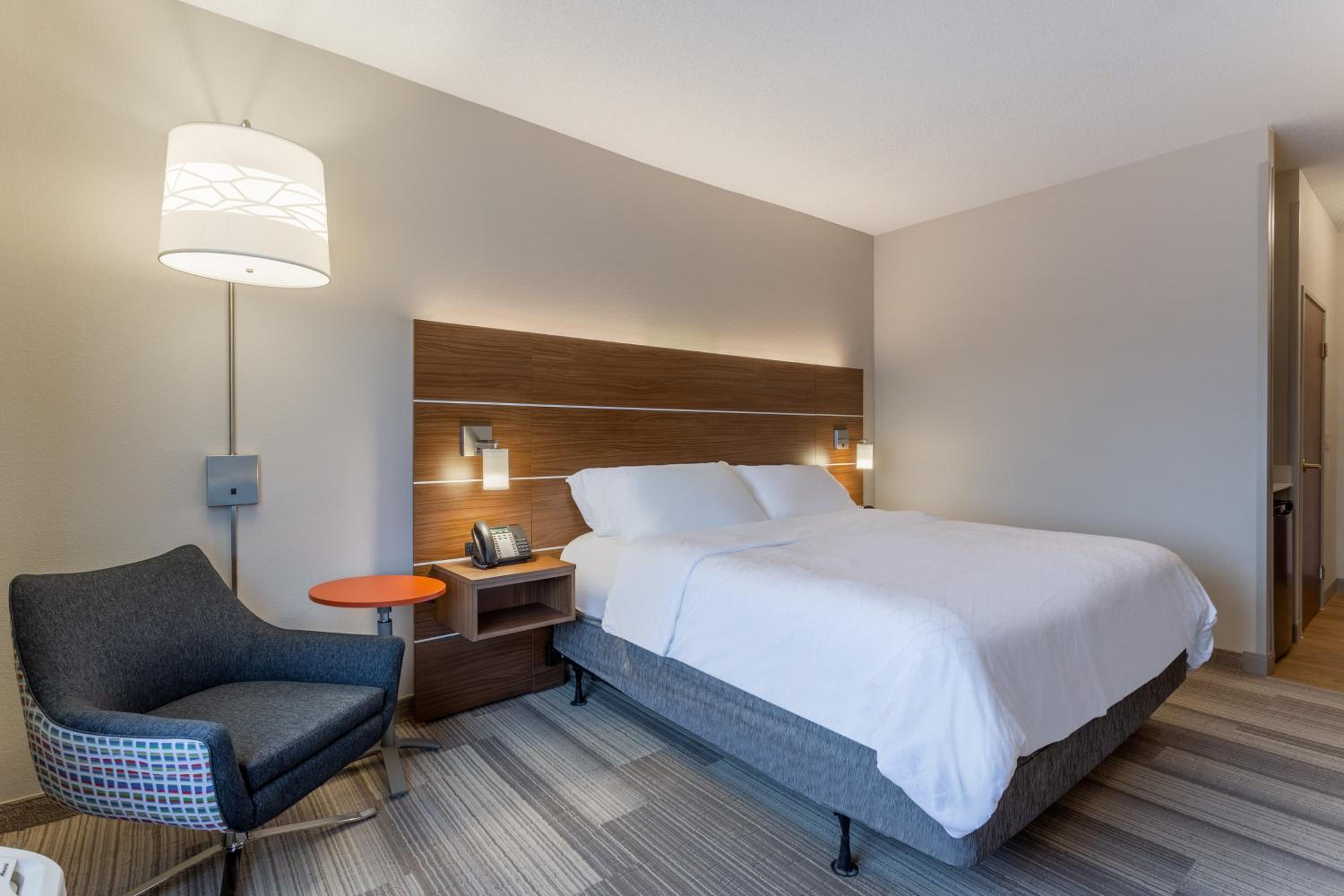 Standard King Room - Photo 4