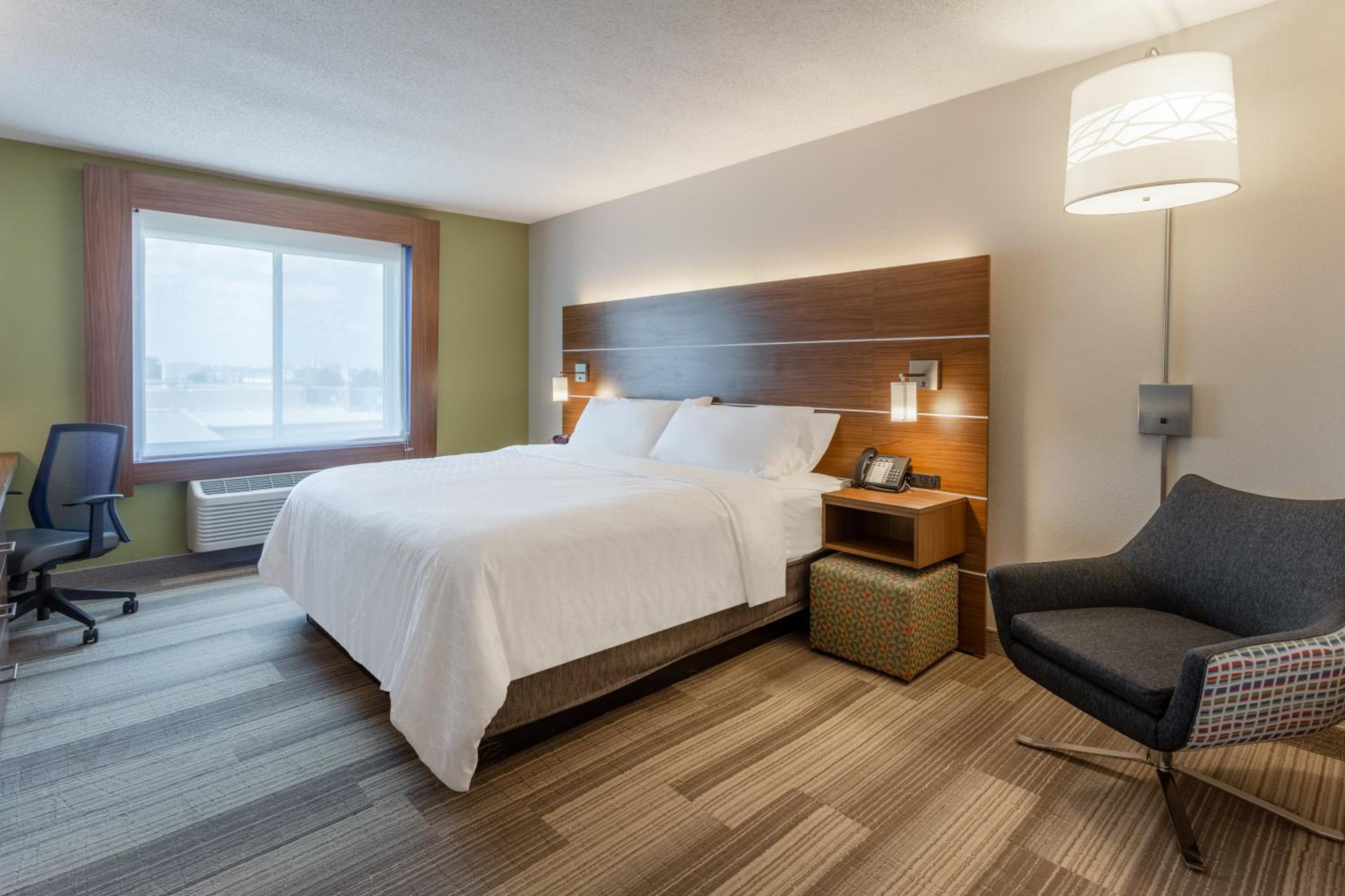 King Suite with Spa Bath - Photo 4