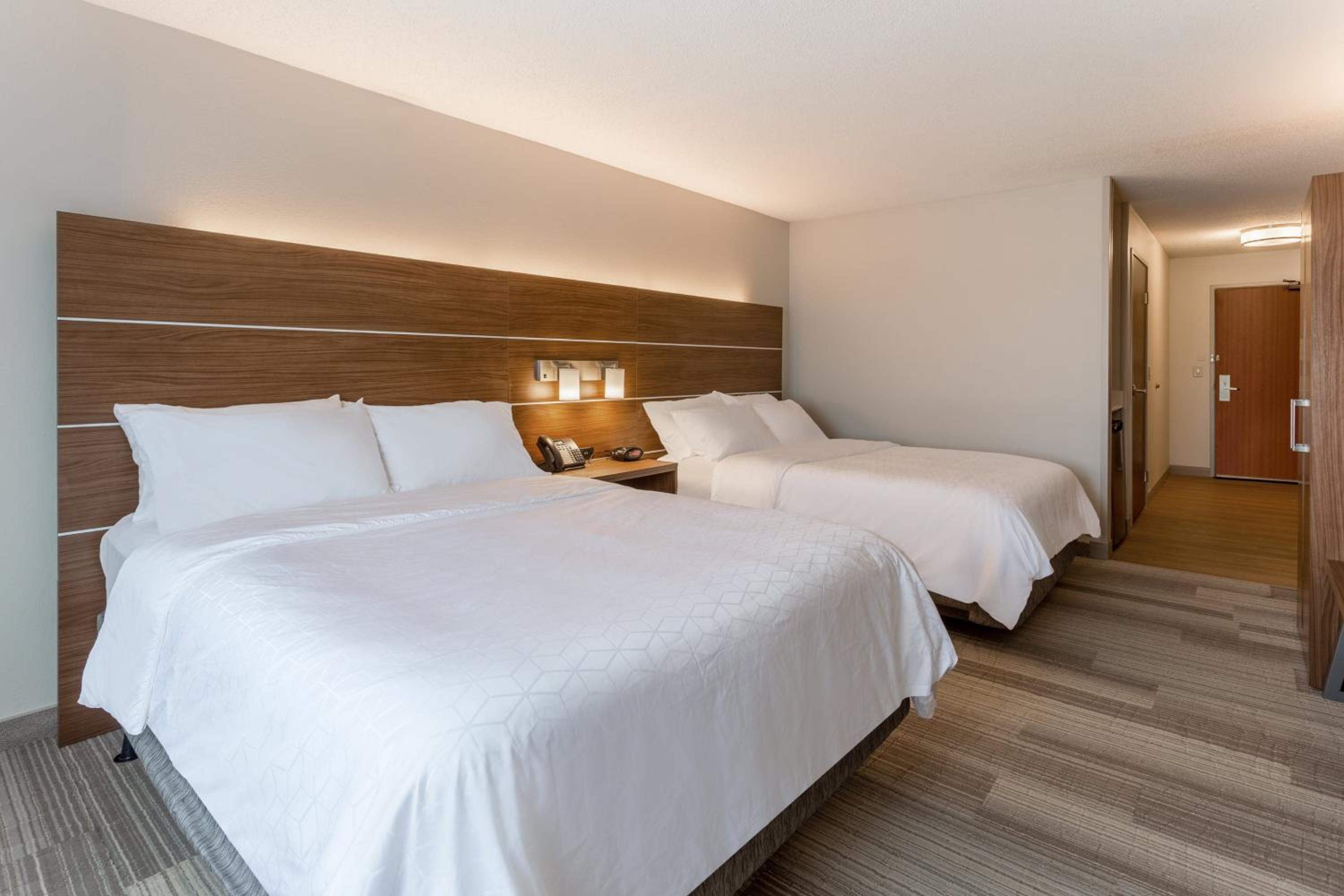 Standard Room with Two Queen Beds - Photo 2