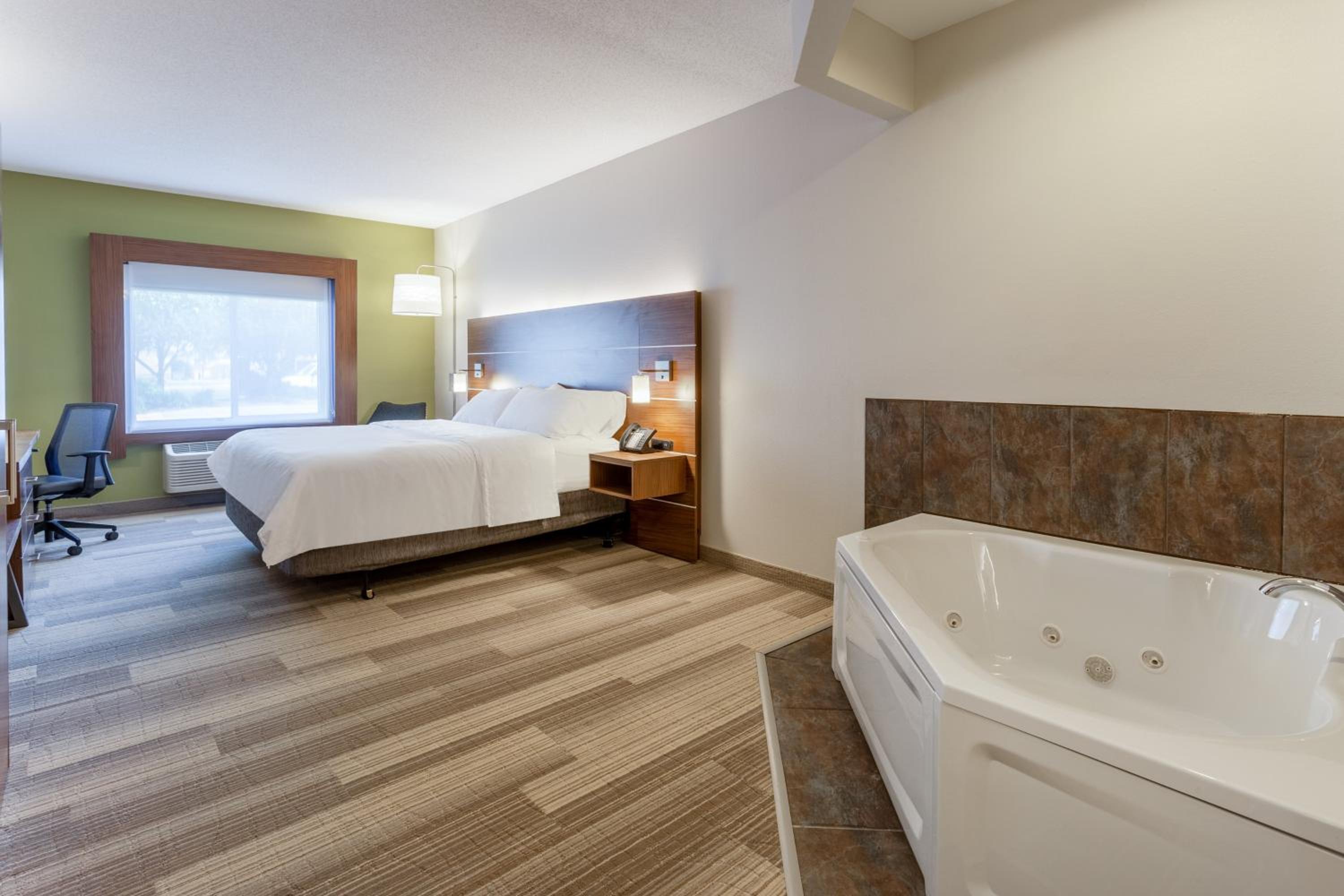 King Suite with Spa Bath - Photo 5