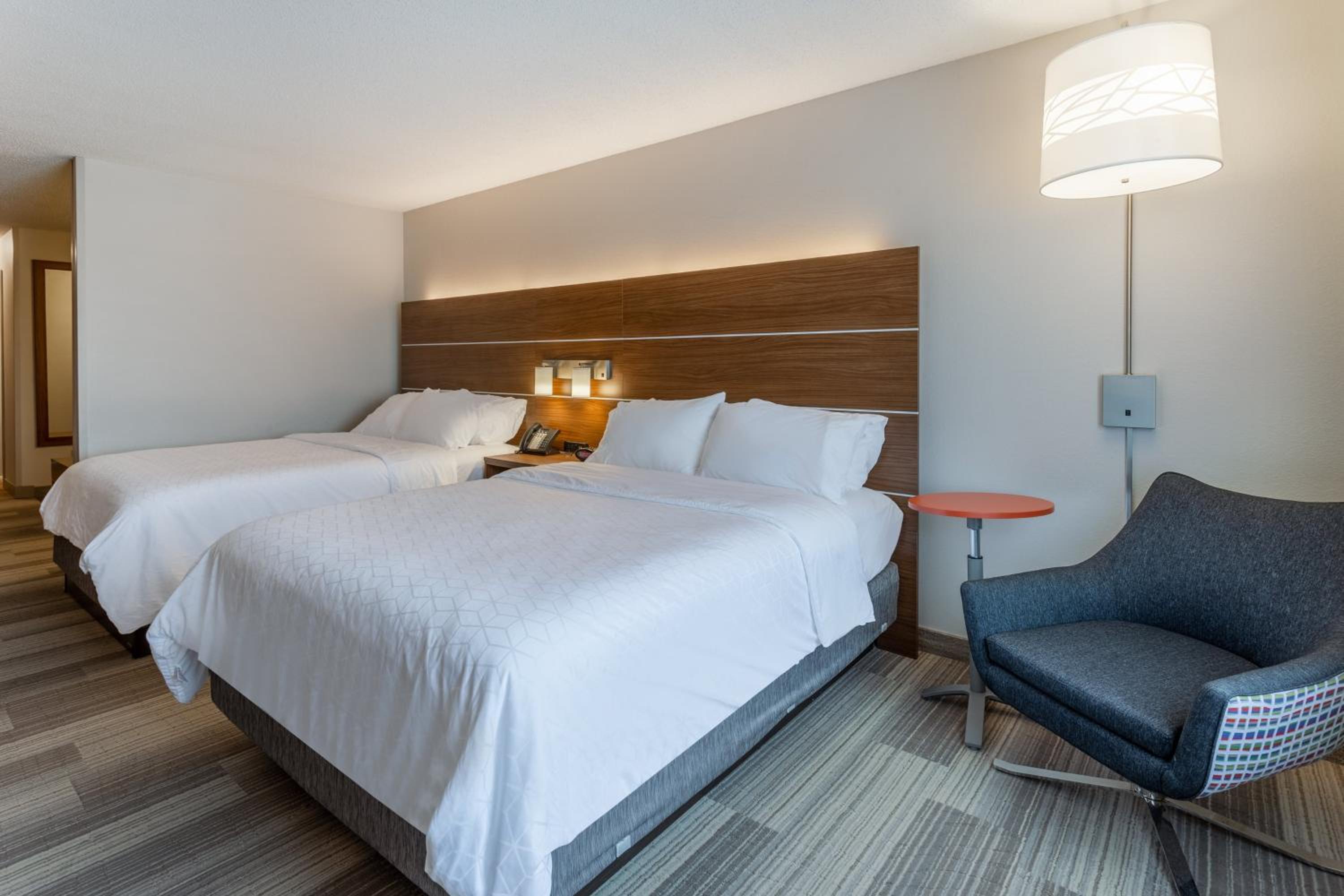 Standard Room with Two Queen Beds - Photo 4