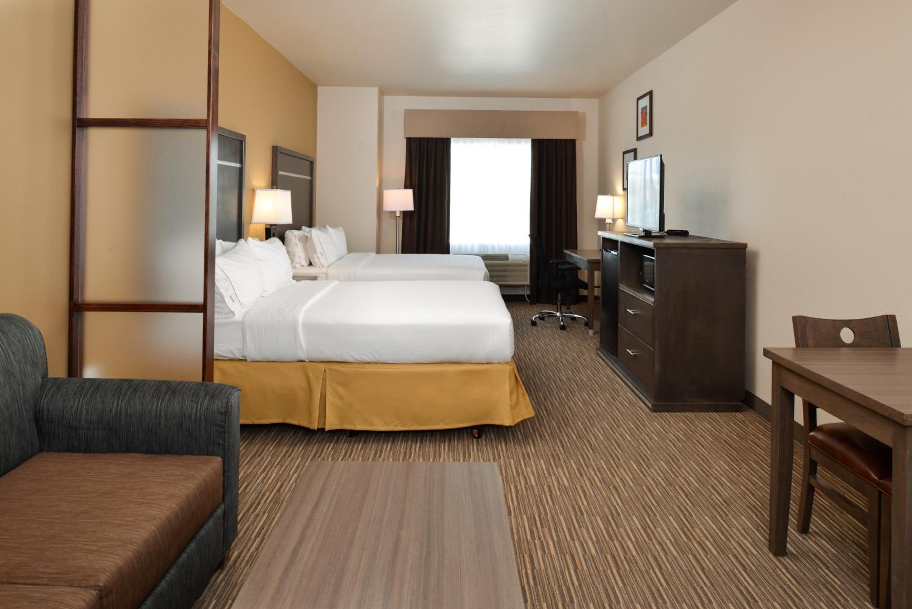 Twin Suite with Accessible Transfer Shower - Non-Smoking photo 2