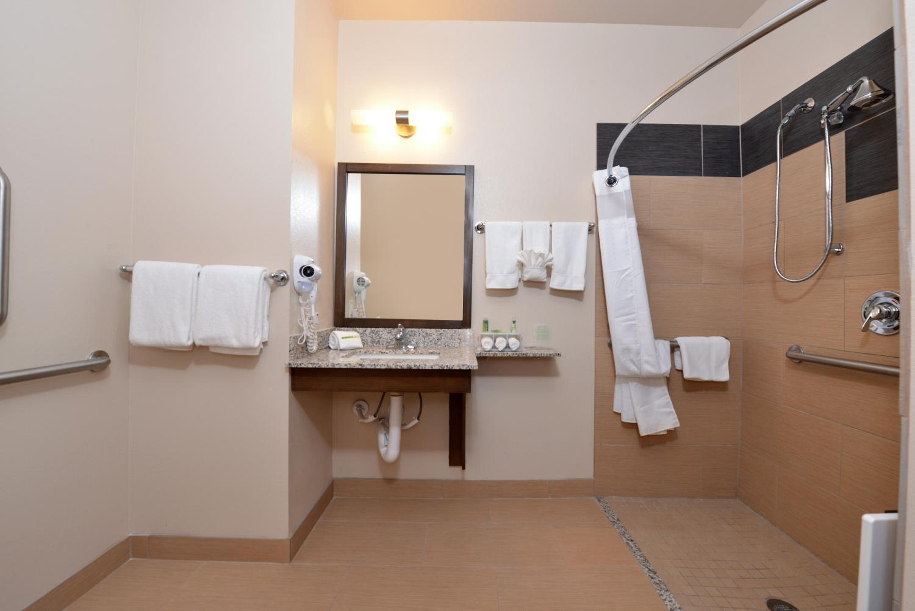 Queen Room with Two Queen Beds- Hearing Accessible Roll in Shower/Non-Smoking photo 3