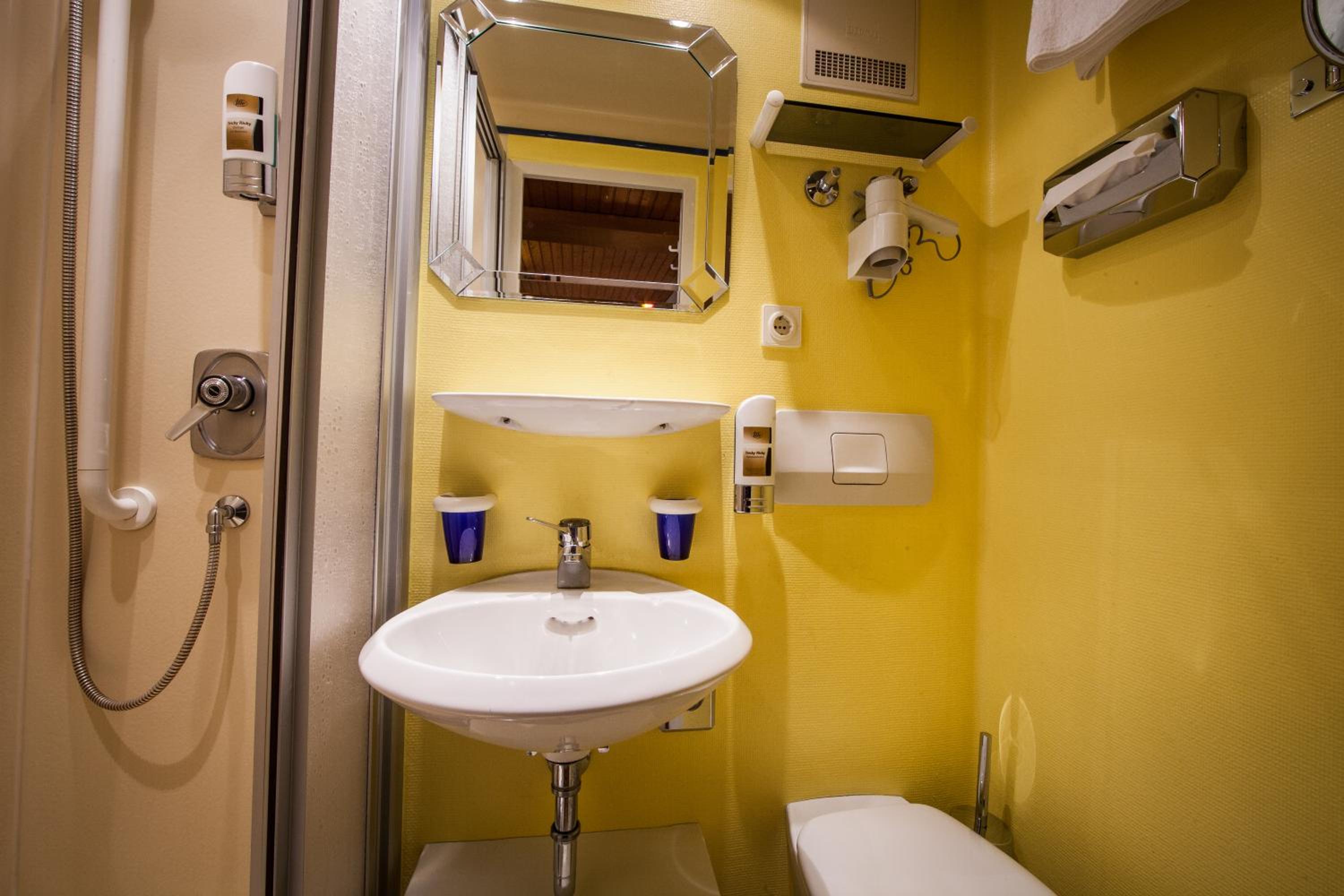 Standard Double Room - Photo 3