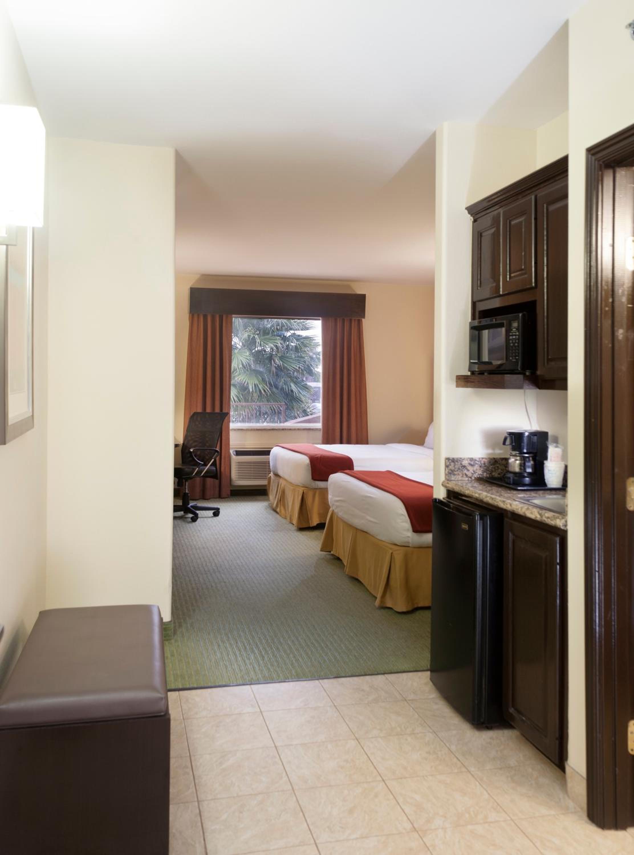 Queen Room with Two Queen Beds - Mobility Access Tub/Non-Smoking photo 1