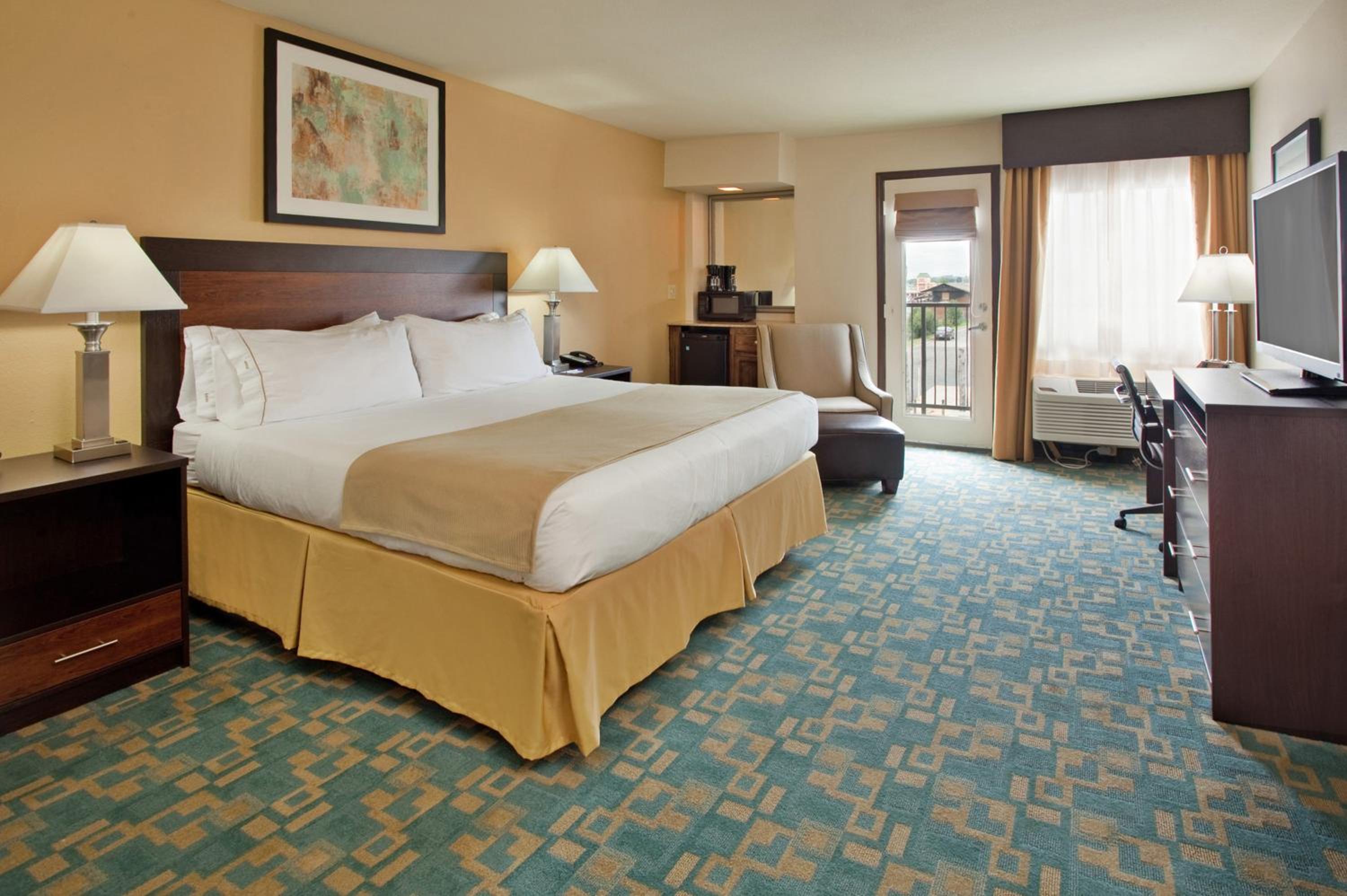 One-Bedroom Suite with Tub - Communications Access photo 2