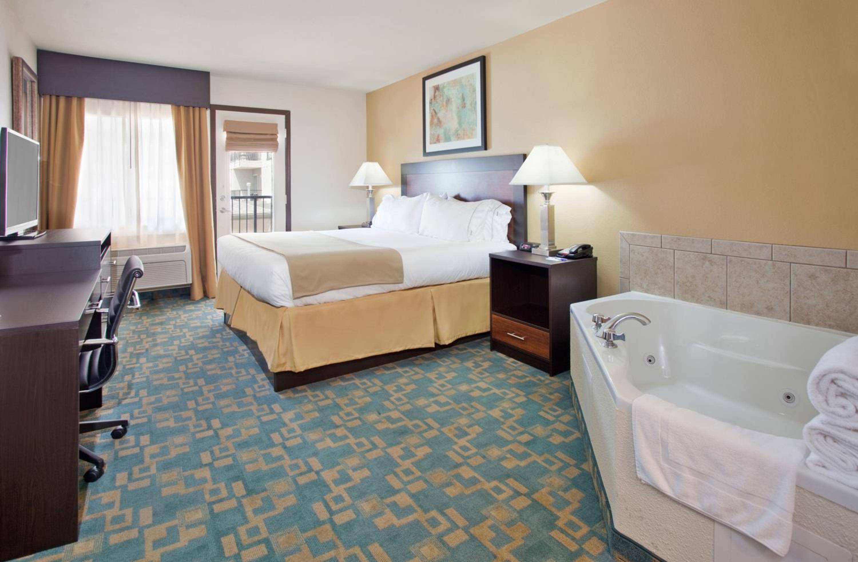 One-Bedroom Suite with Tub - Communications Access photo 1