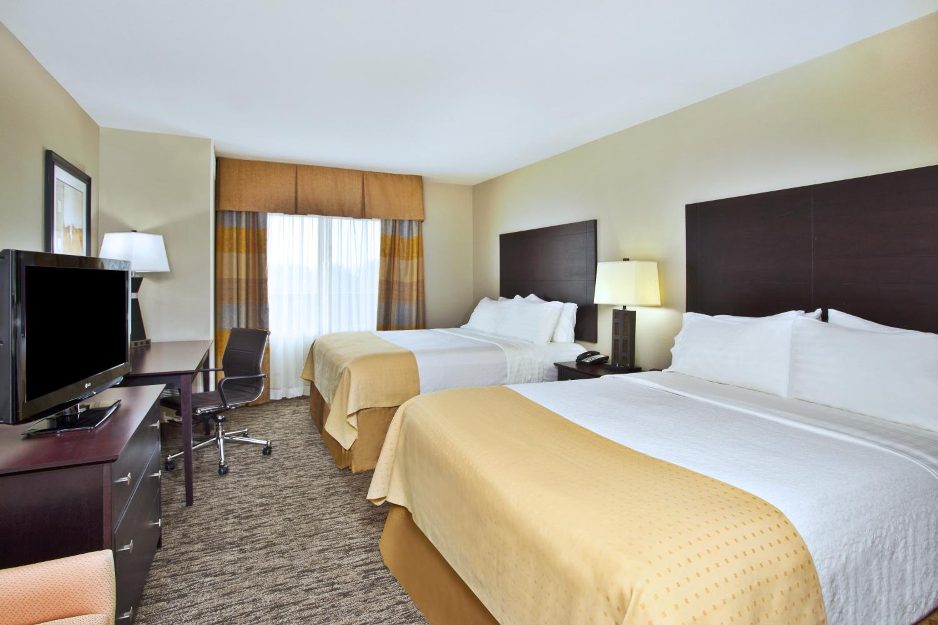 Standard Queen Room with Two Queen Beds - Photo 2
