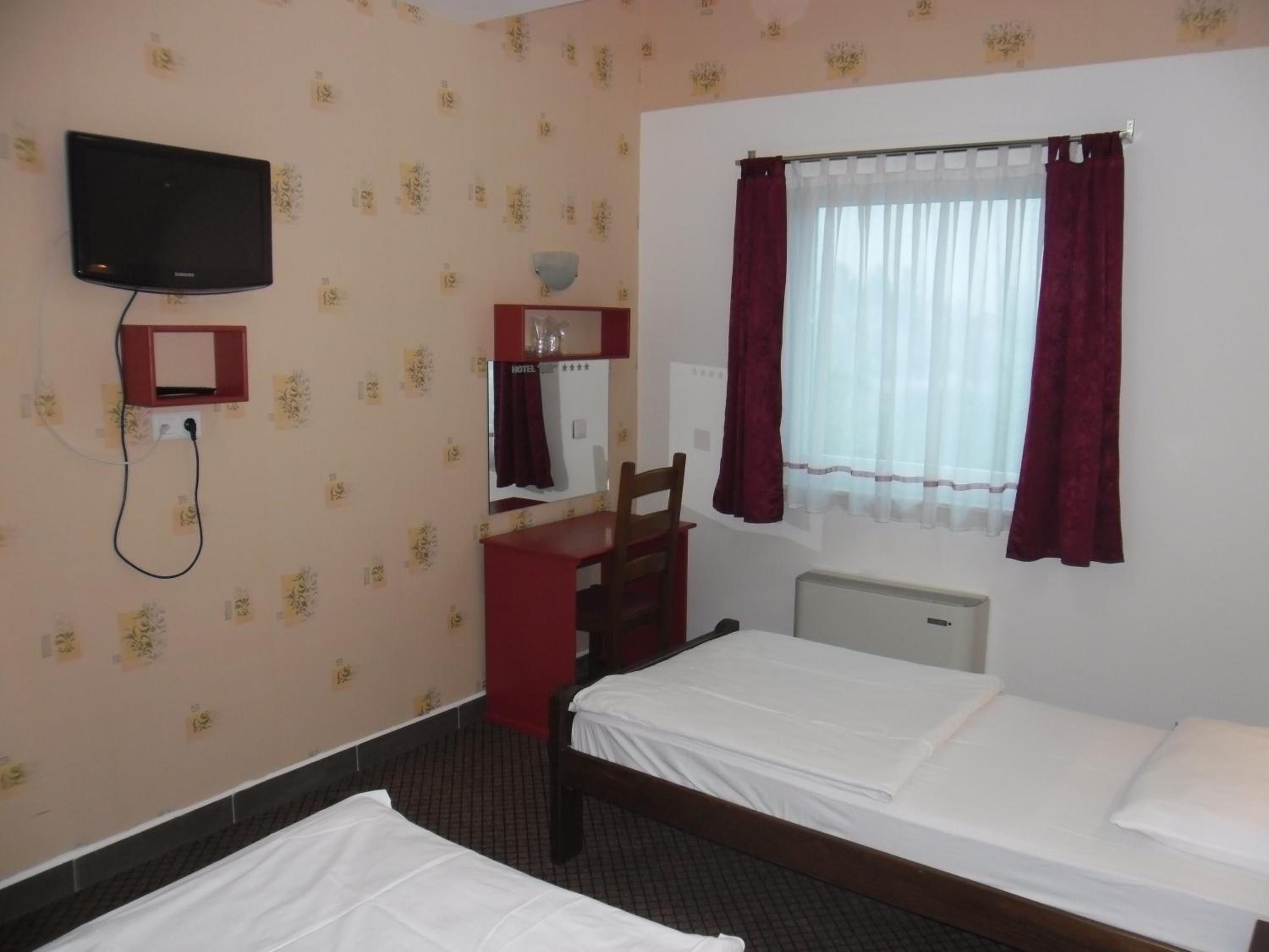 Twin Room - Photo 3