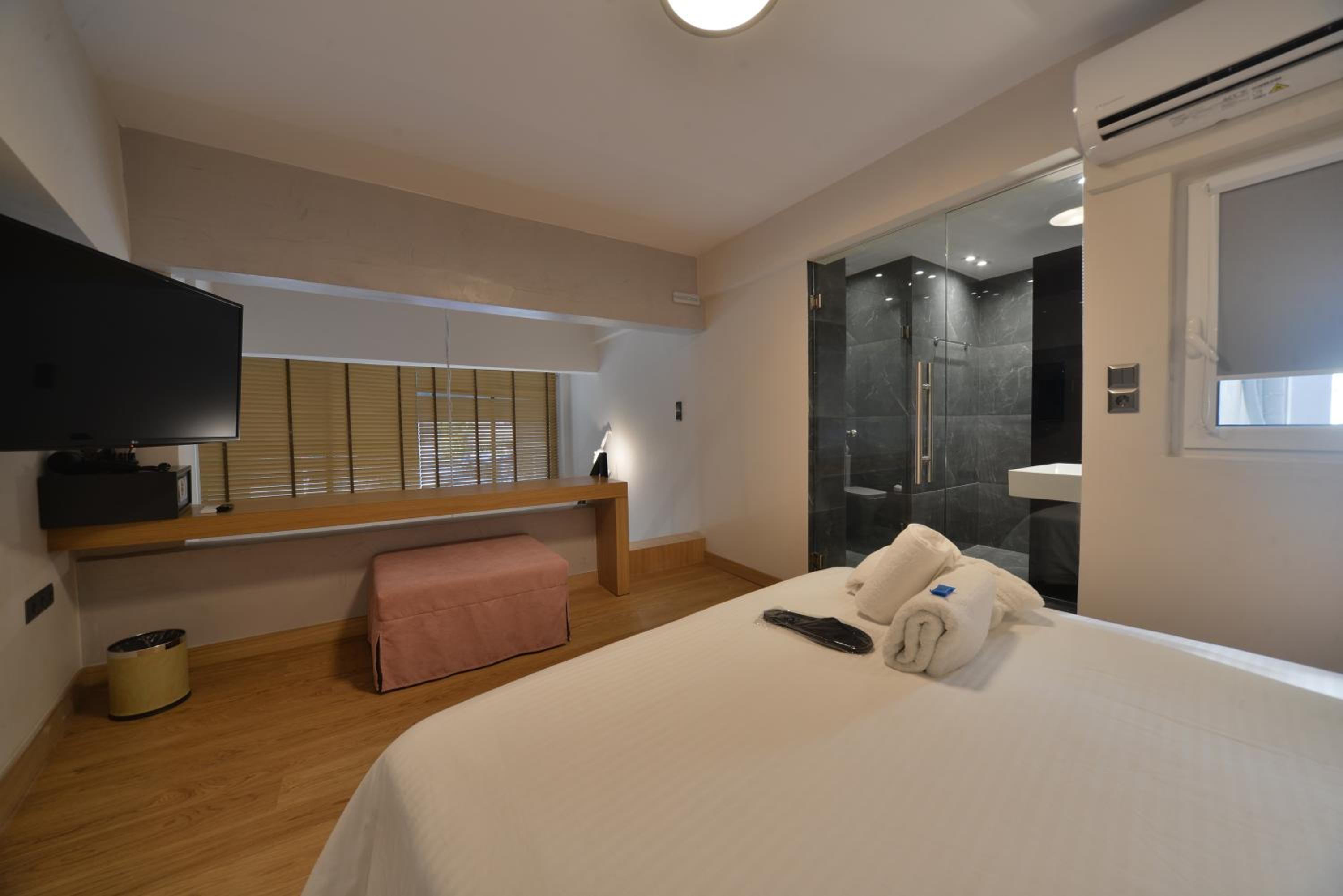 Suite with Private Hot Tub Pool photo 3