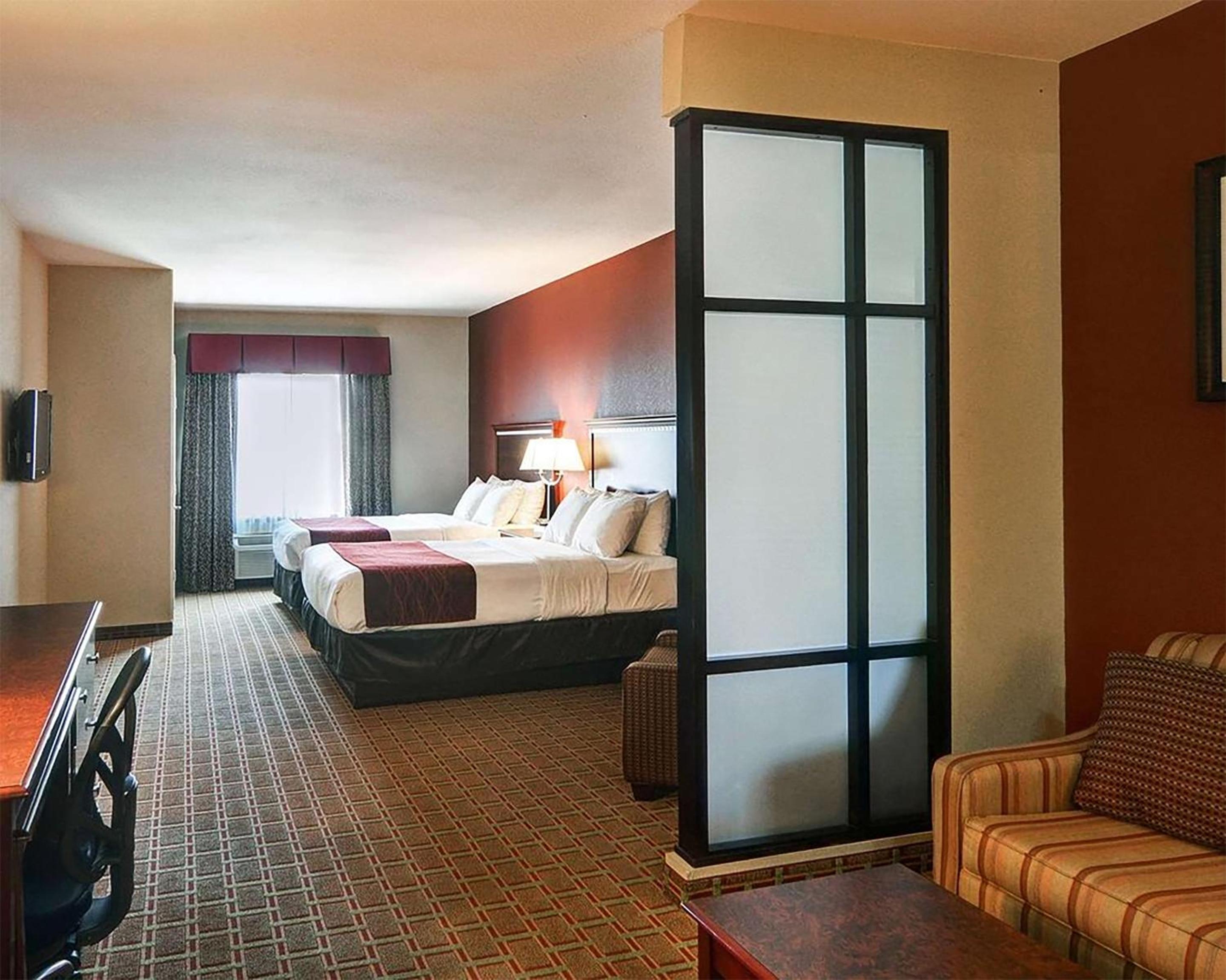 Efficiency Queen Suite with Kitchenette  - Photo 6