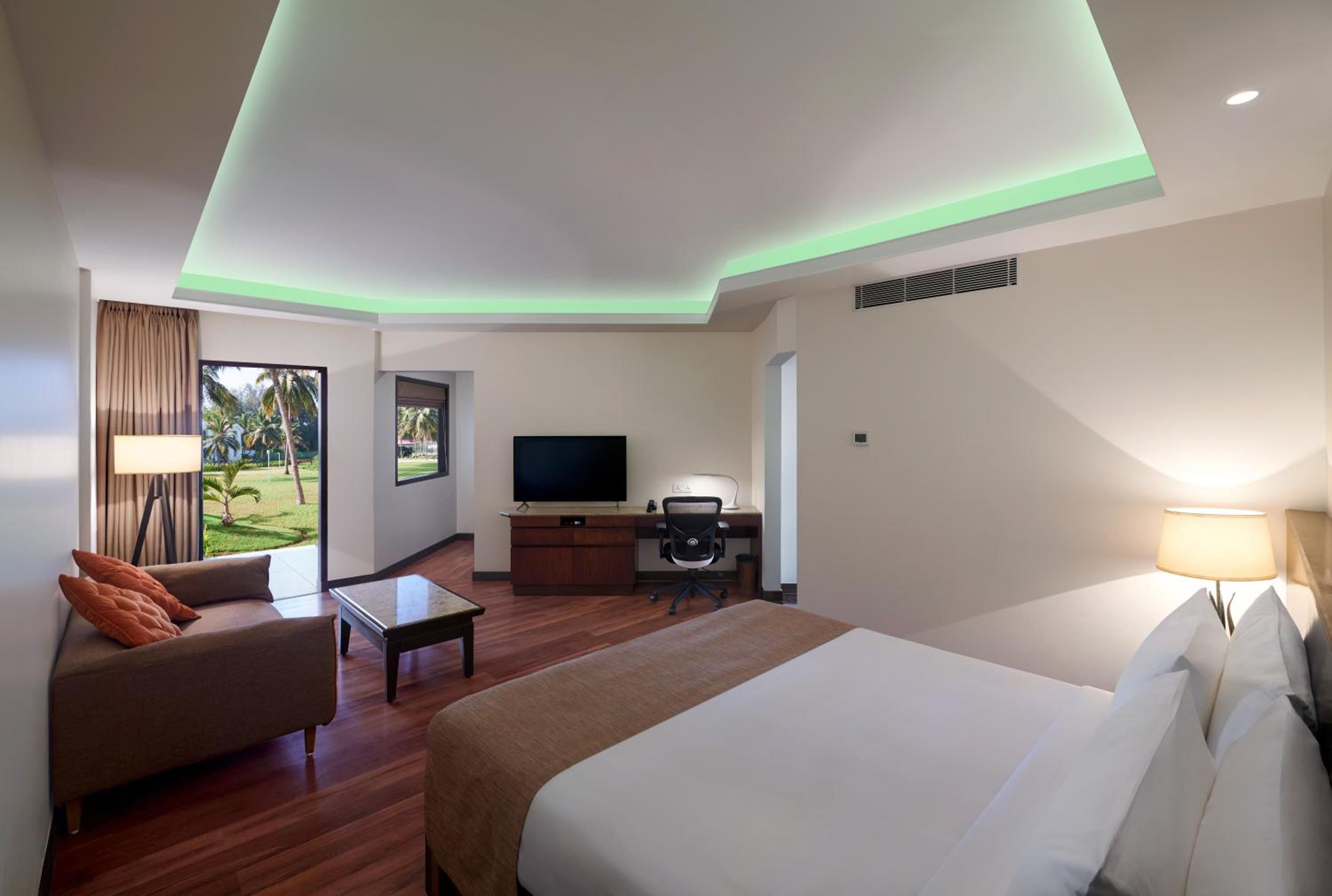 Premium King Room - Photo 7