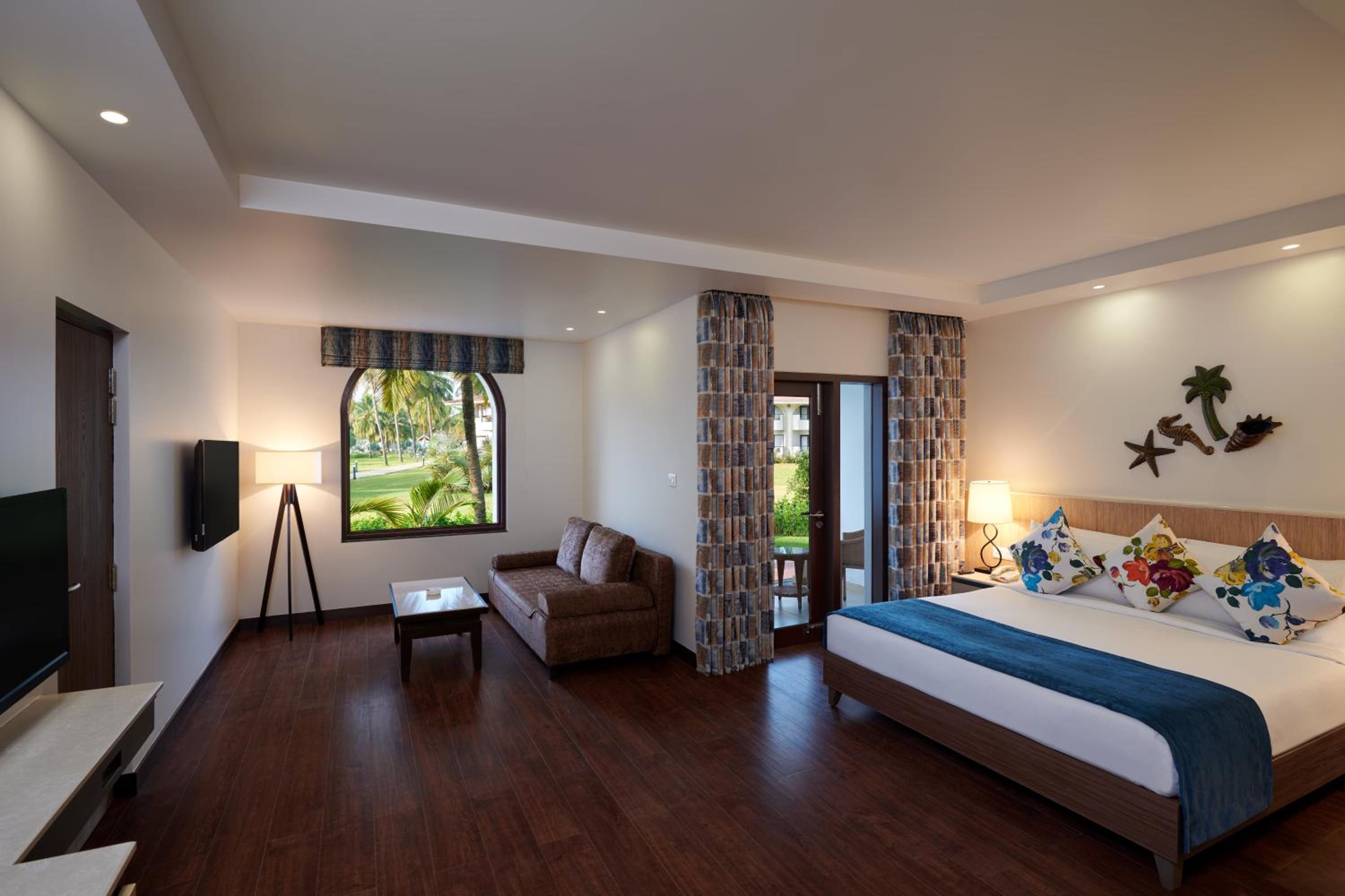 Premium King Room - Photo 8