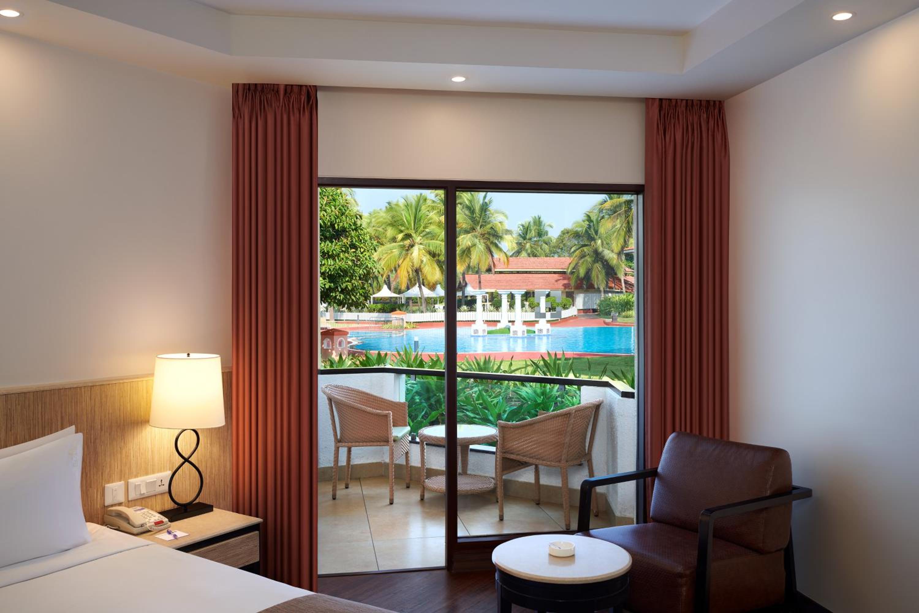 Standard King Room with Pool View - Photo 5