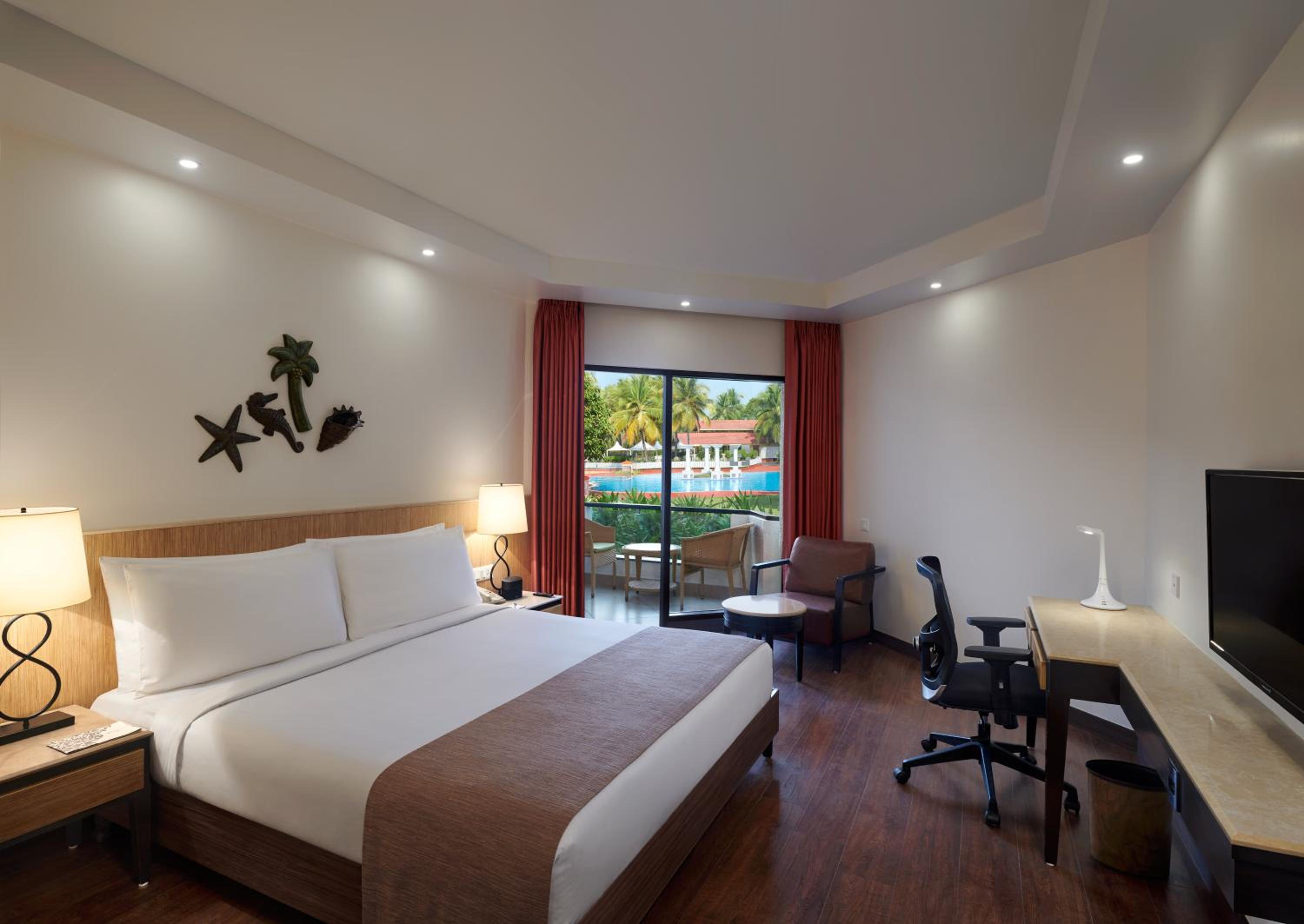 Standard King Room with Pool View - Photo 3