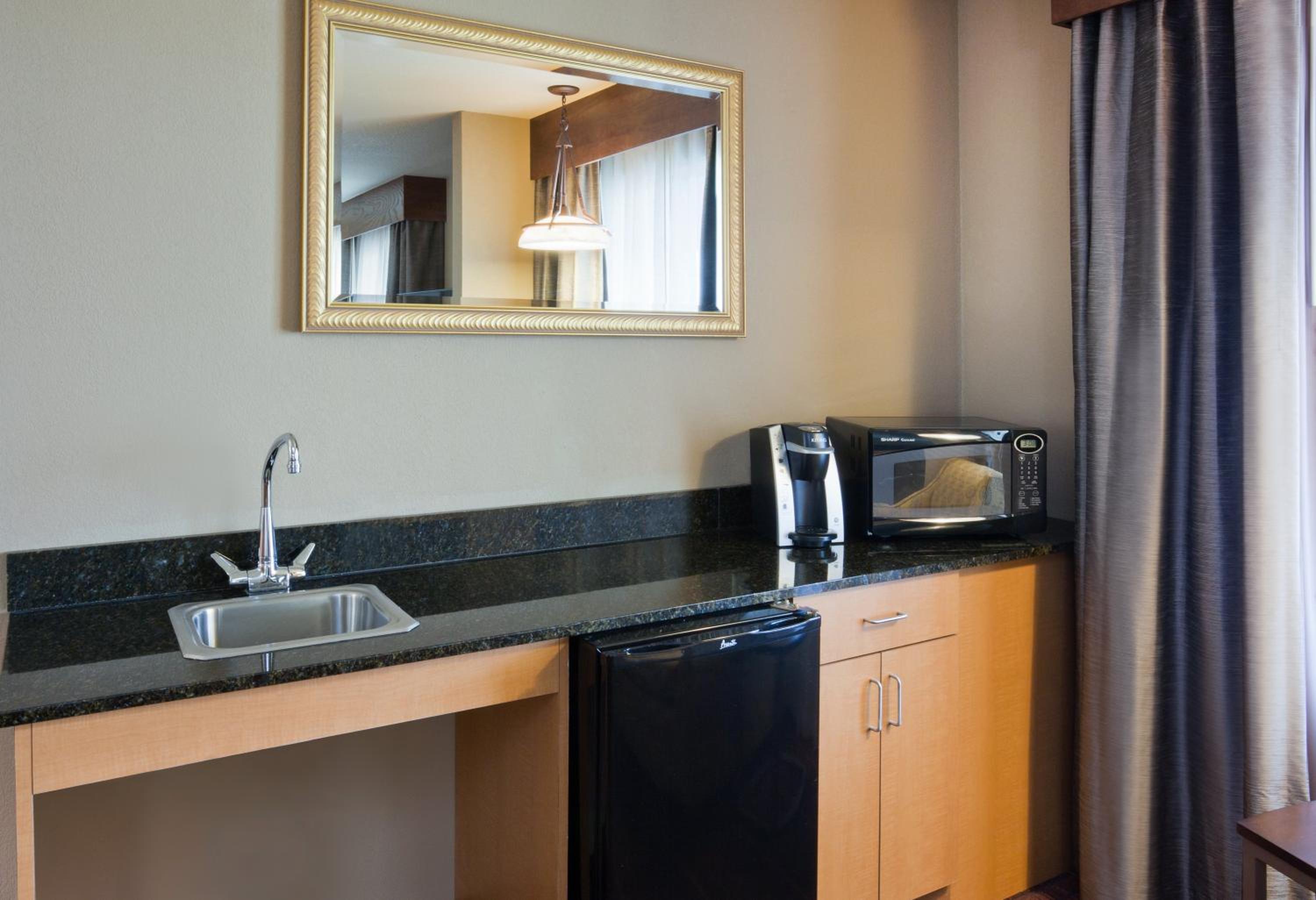 One-Bedroom Suite with Hearing Accessible Tub - Non-Smoking - Photo 2