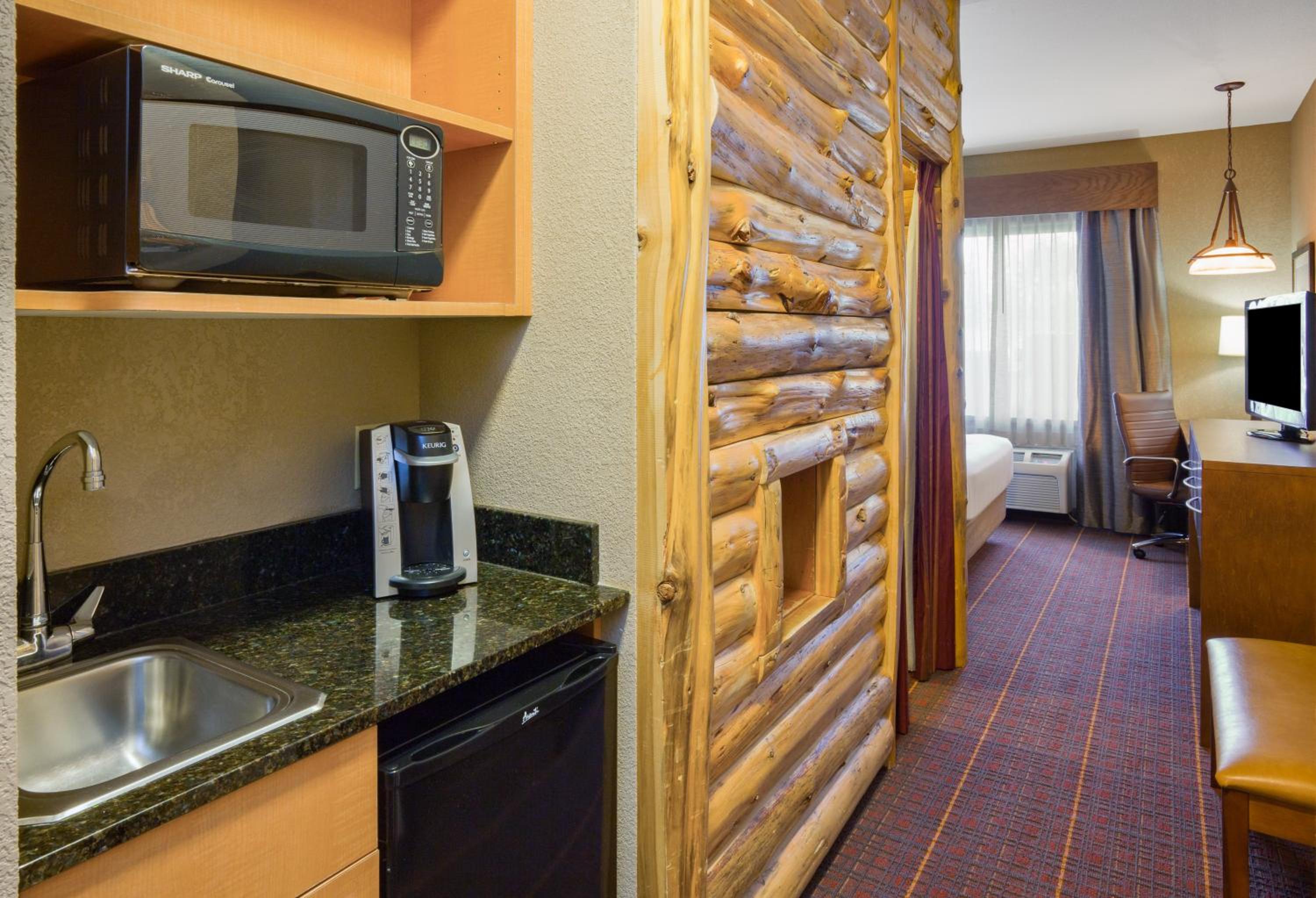 Queen Suite with One Bunk Bed - Photo 4