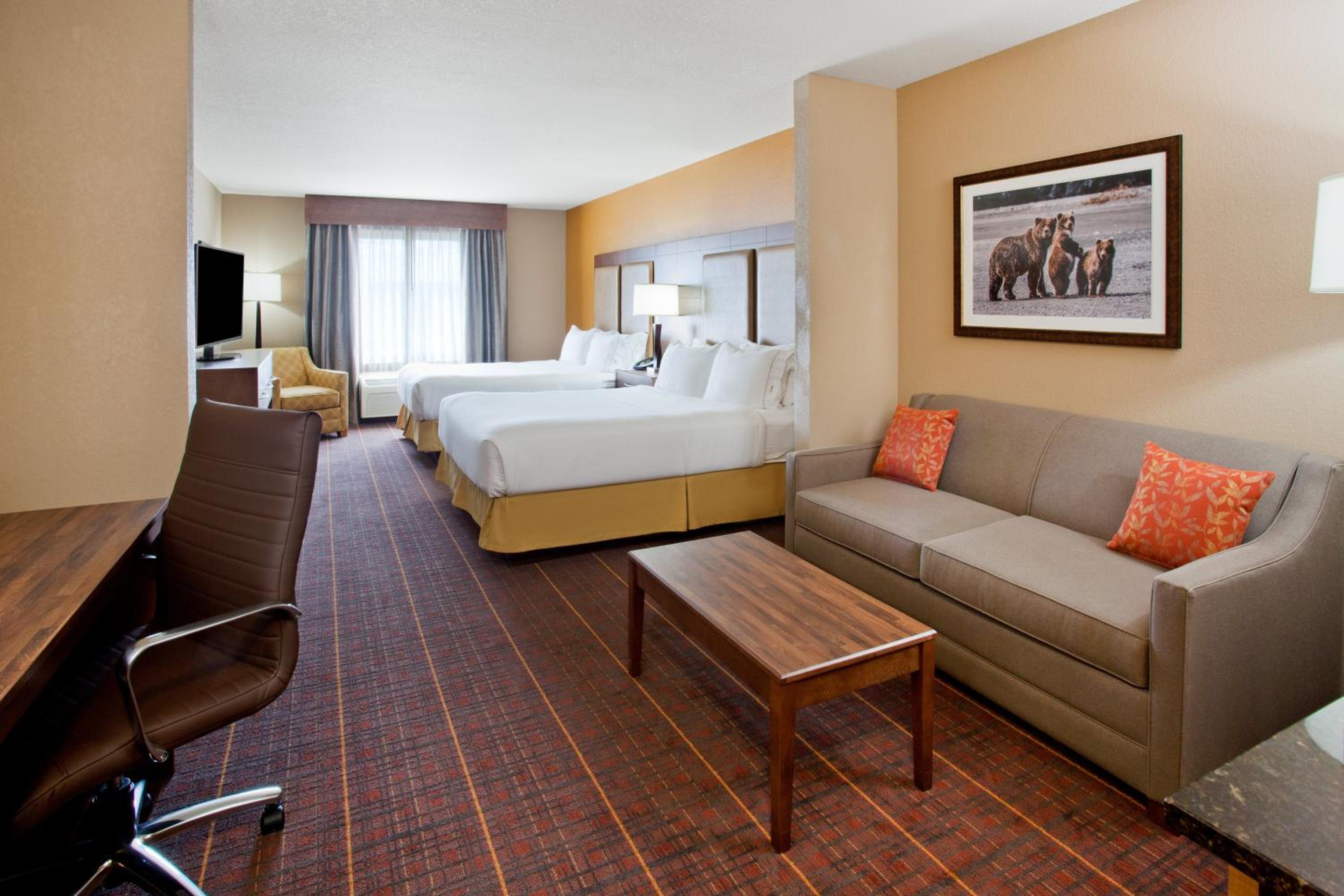 Queen Room with Two Queen Beds and Sofa Bed - Photo 2