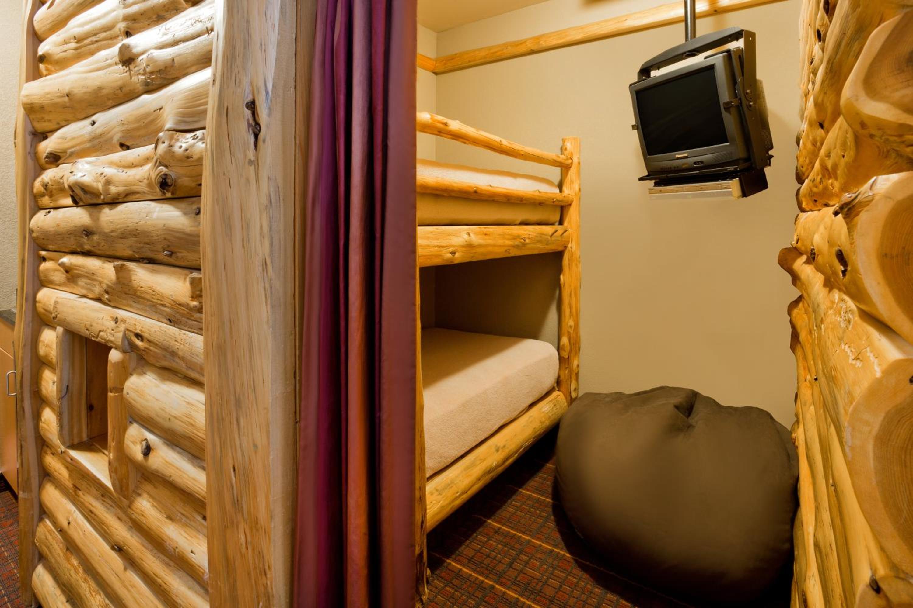 Queen Suite with One Bunk Bed - Photo 3