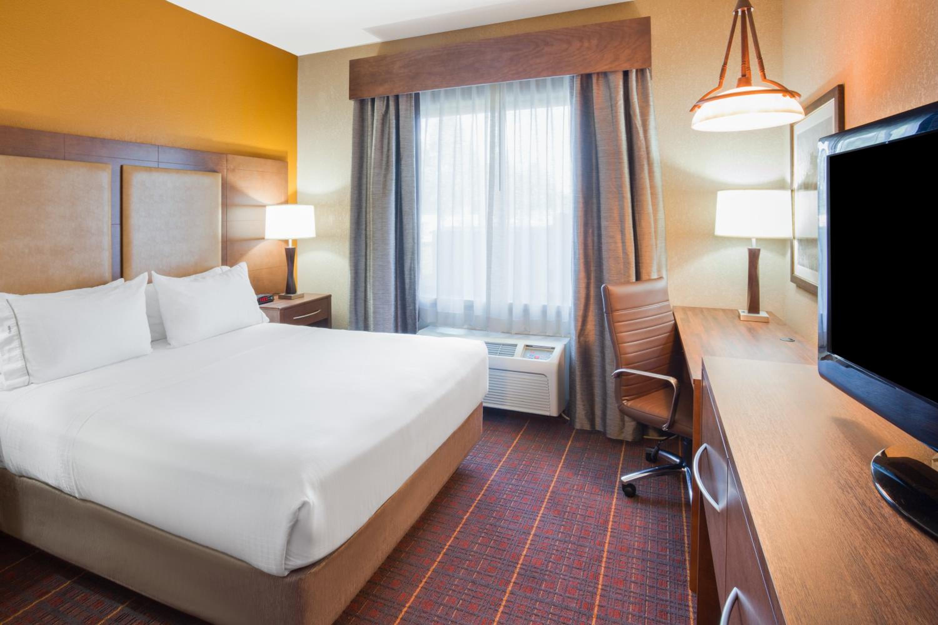 Queen Suite with One Bunk Bed - Photo 1