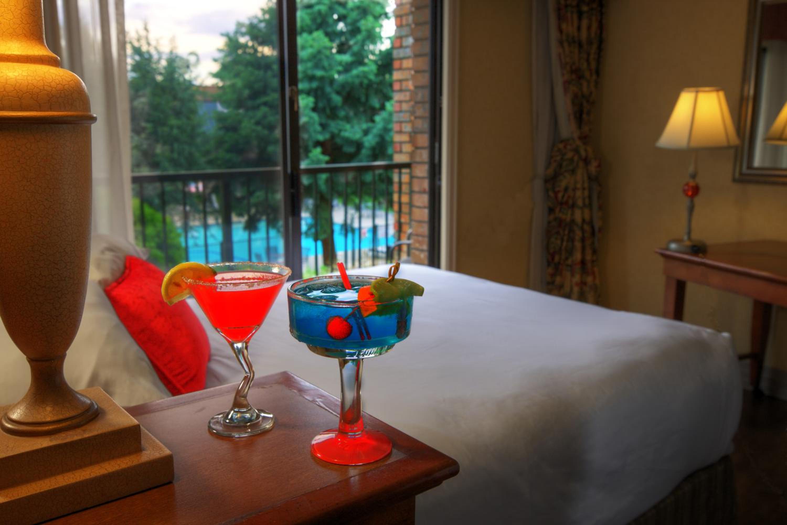 Queen Room with Two Queen Beds with Pool View photo 2