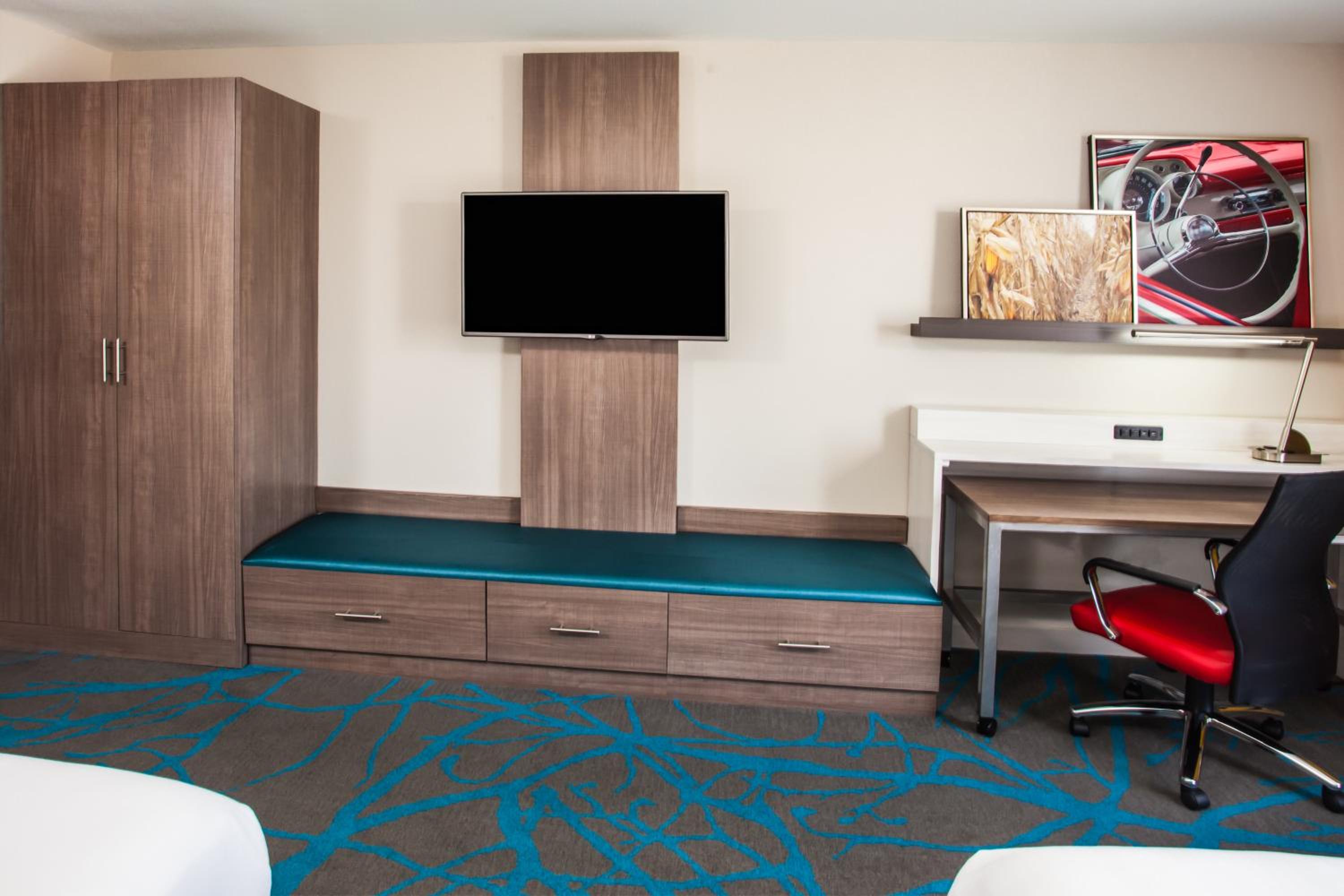 Standard Queen Room with Two Queen Beds photo 3