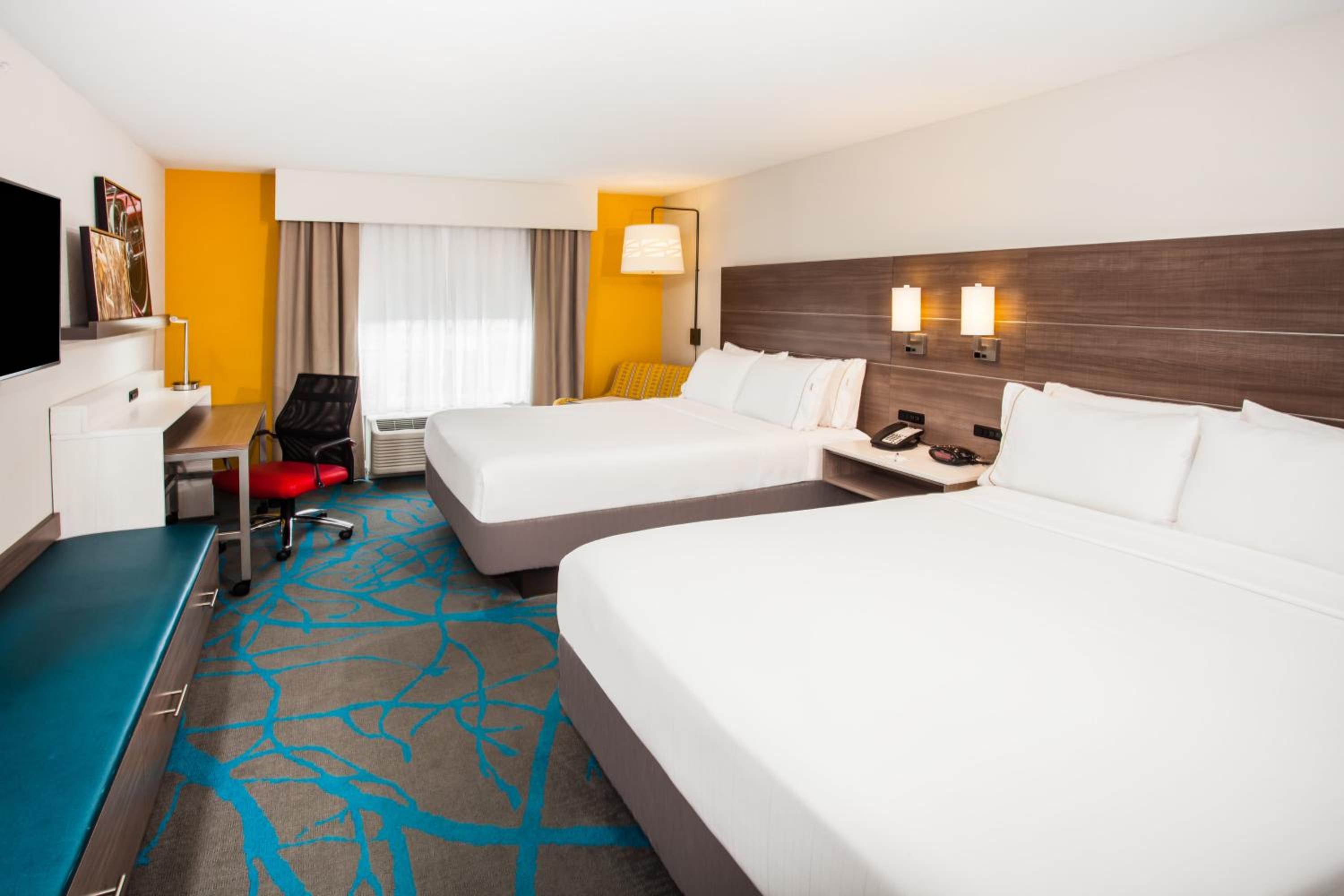 Standard Queen Room with Two Queen Beds photo 1