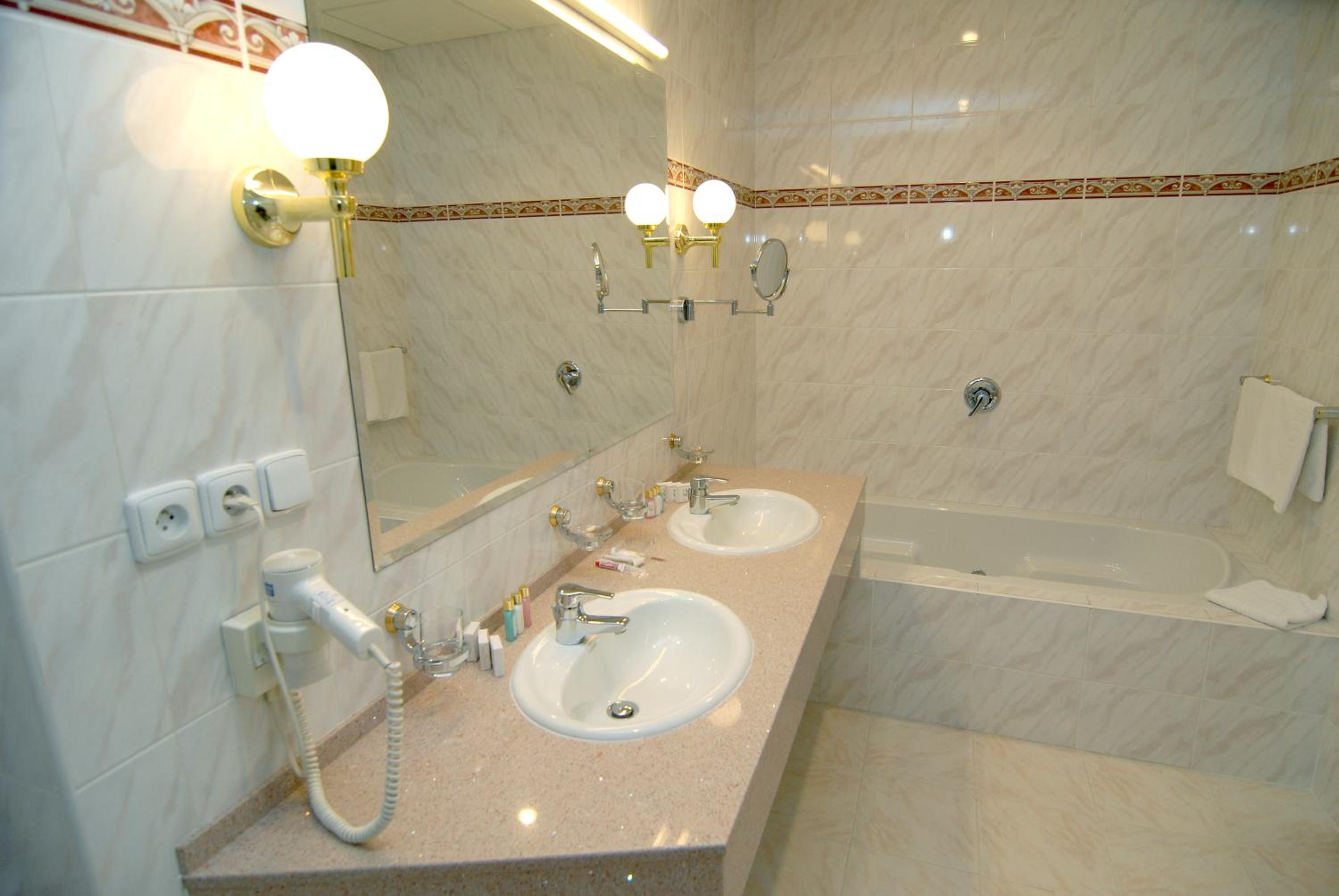 Triple Room thumbnail 6