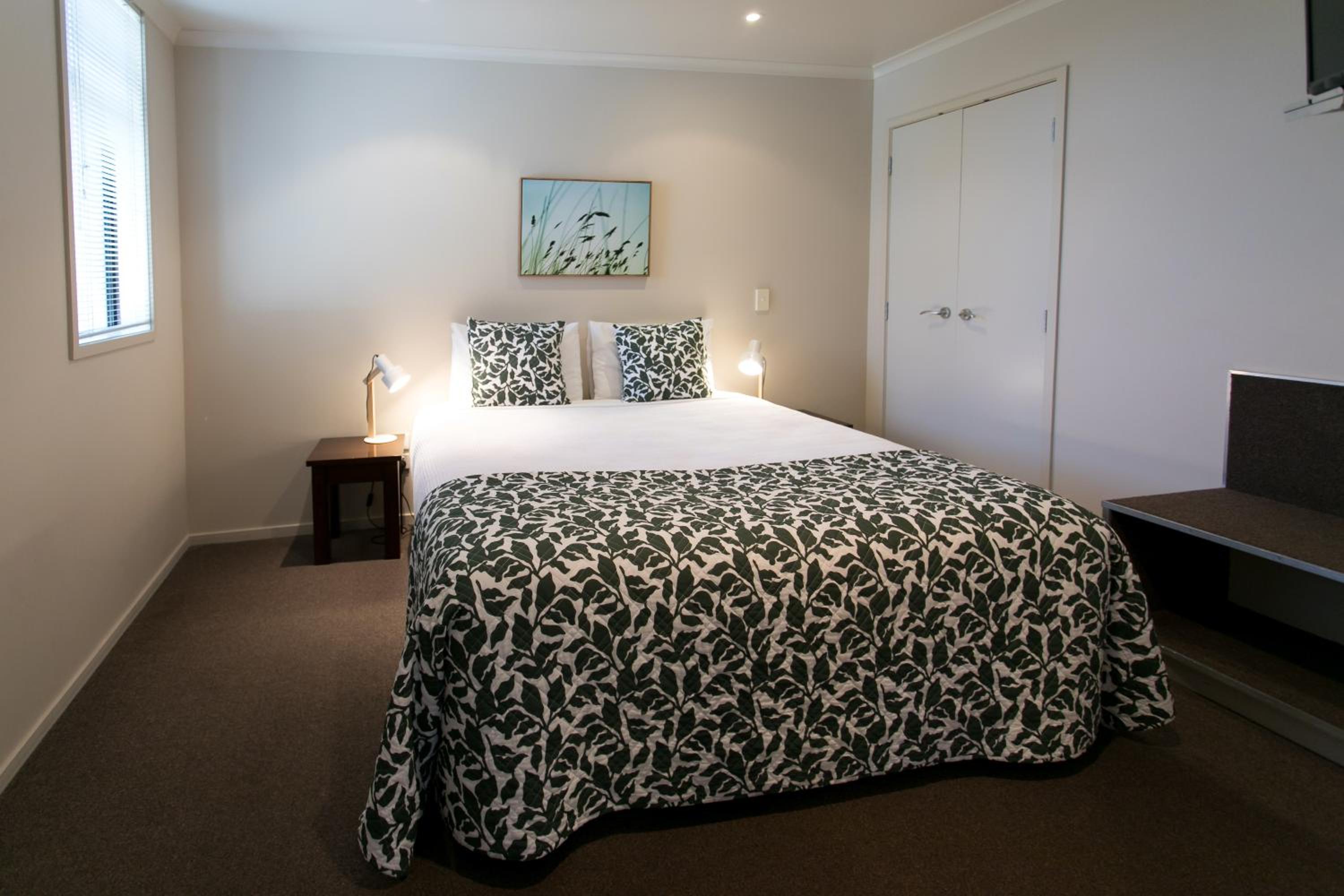 Luxury Suite with Private Spa Bath - Photo 9