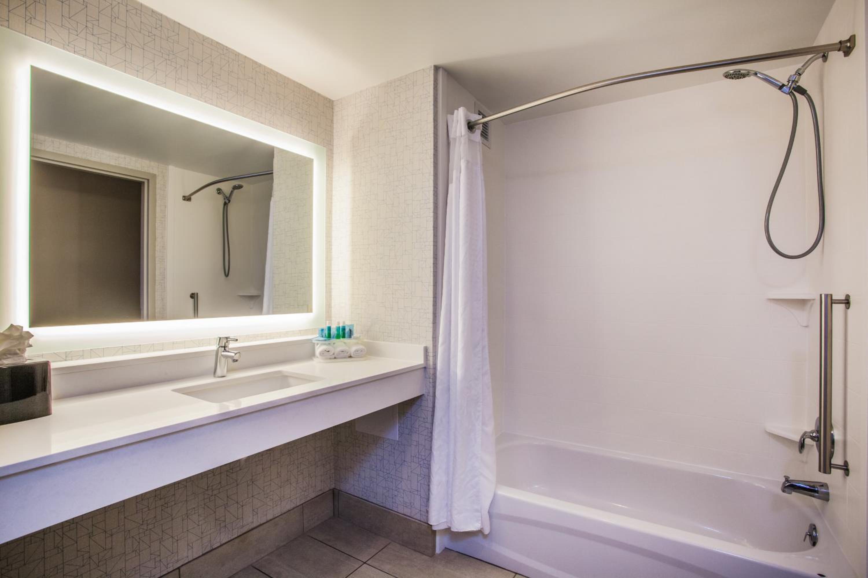 Queen Suite with Hearing Accessibility - Non-Smoking photo 2