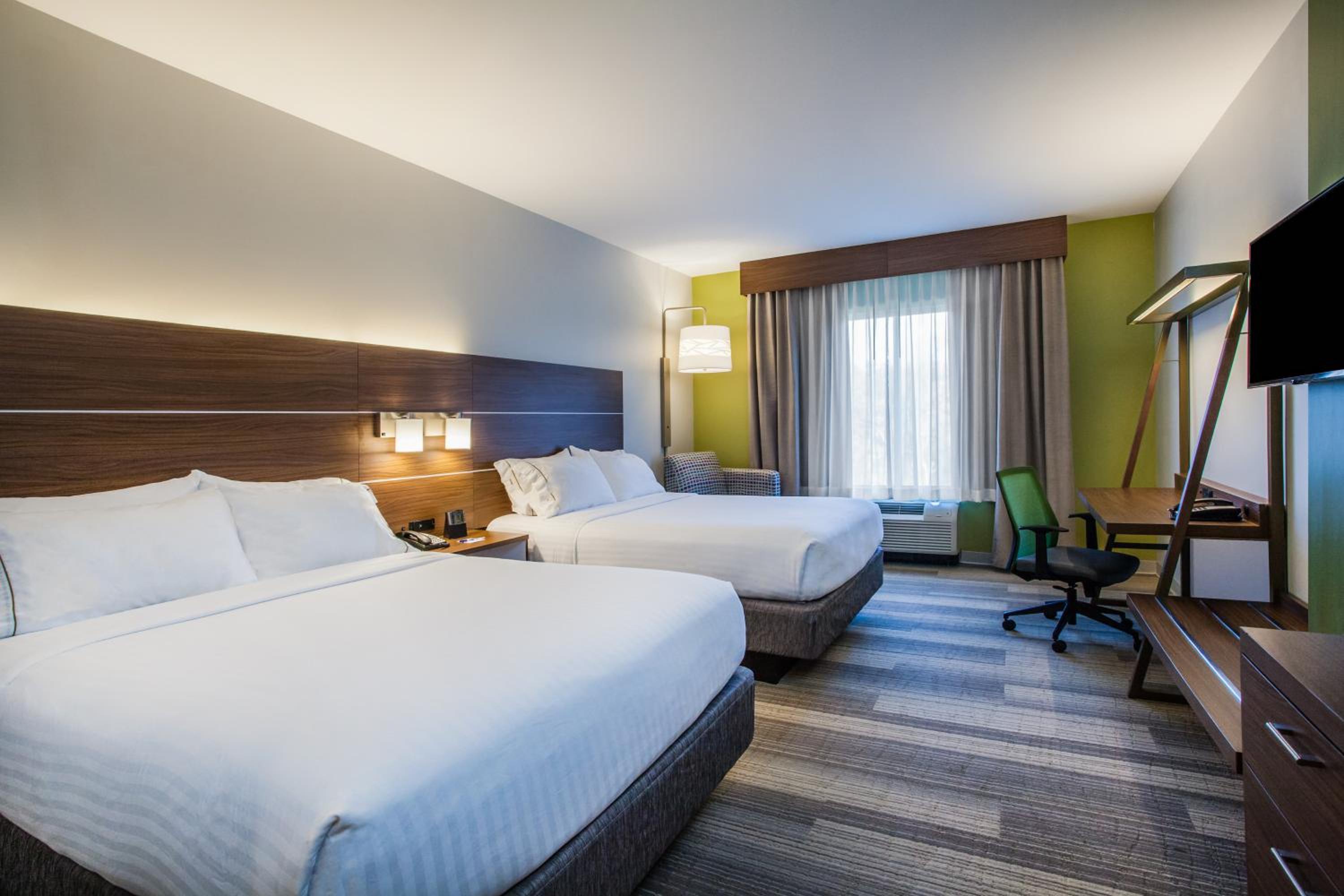 Queen Room with Two Queen Beds - Hearing Access - Non-Smoking photo 1