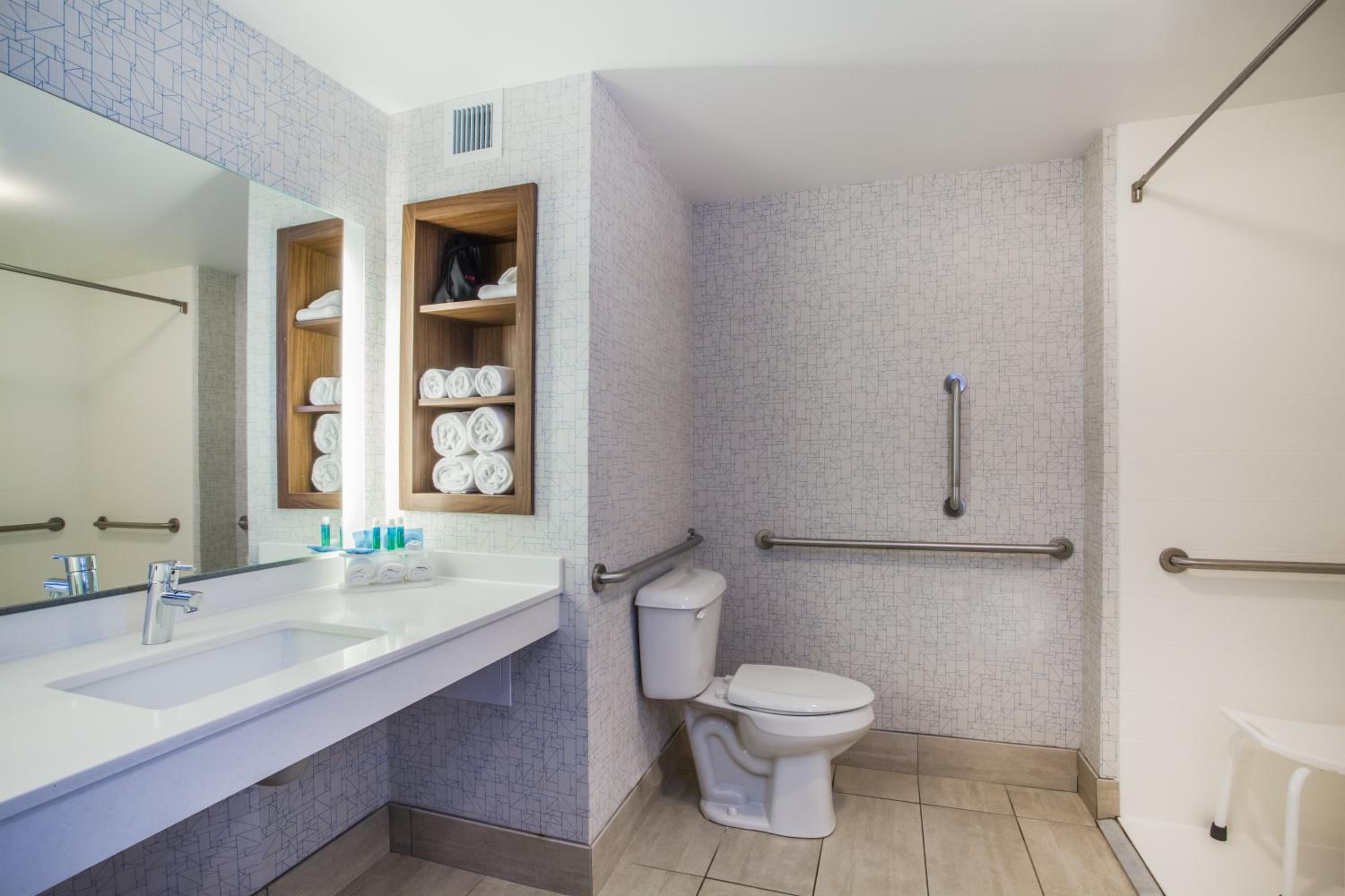 Executive King Room - Disability Access Roll in Shower/Non-Smoking photo 2
