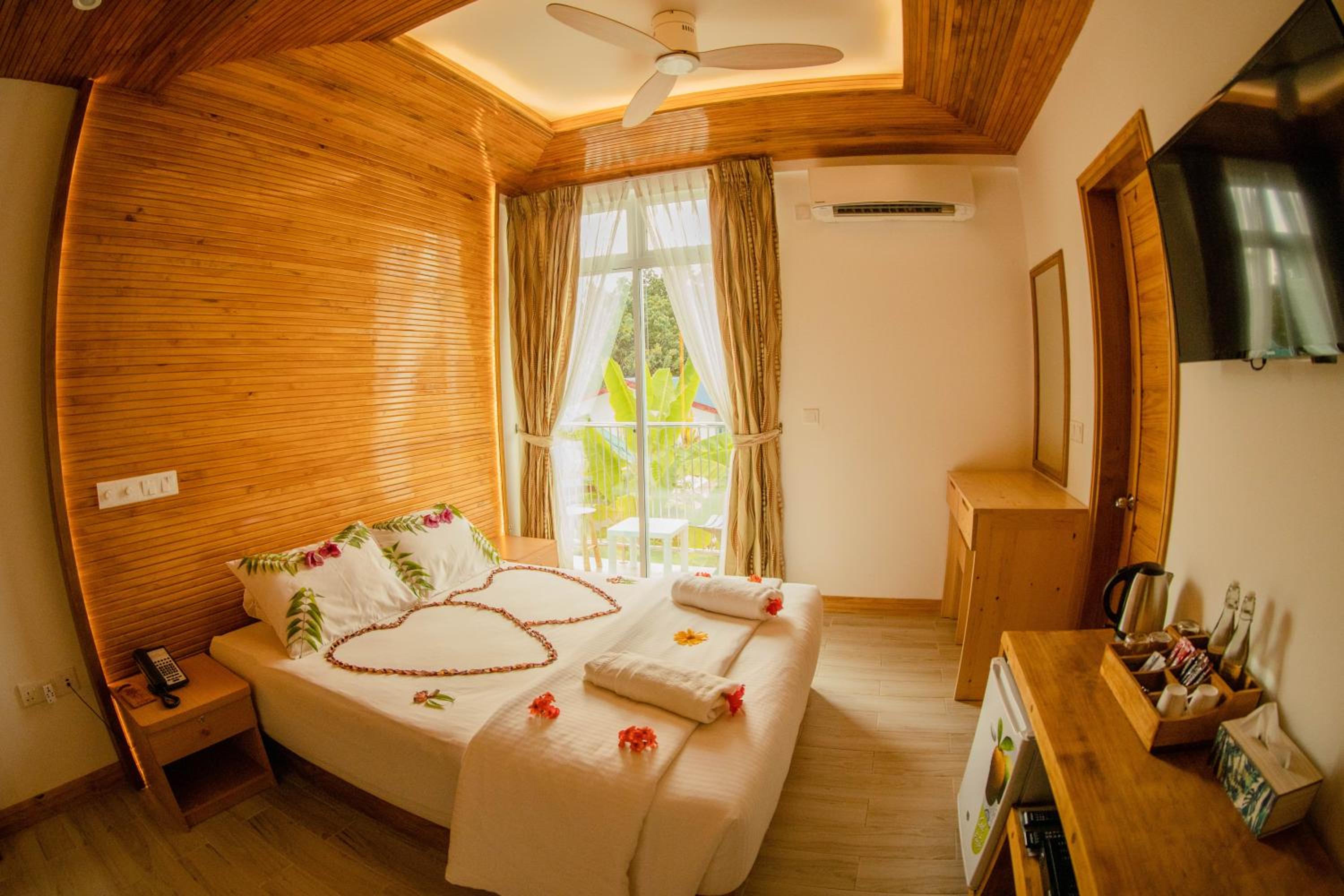 Deluxe Double or Twin Room - Photo 18
