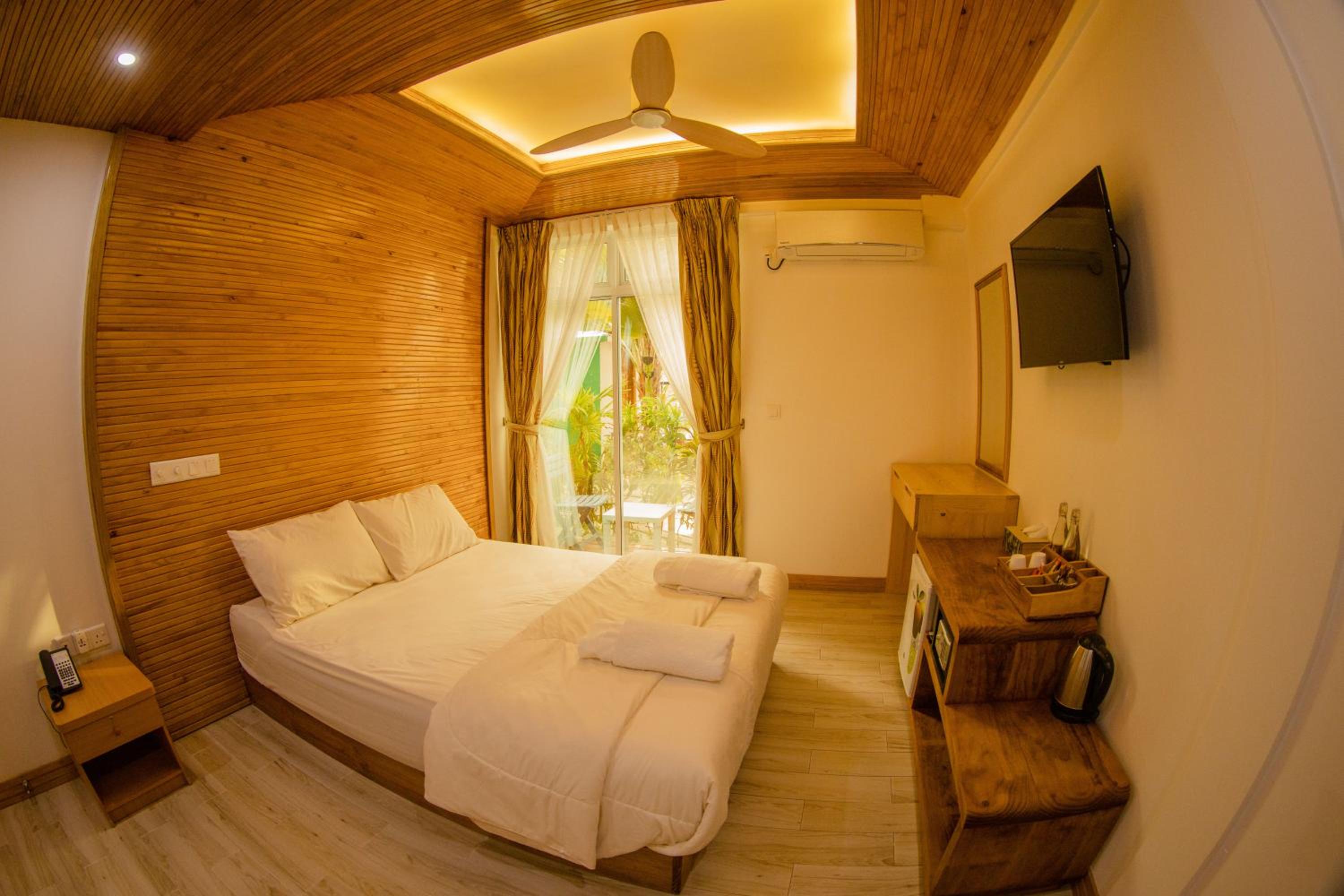 Deluxe Double or Twin Room - Photo 13