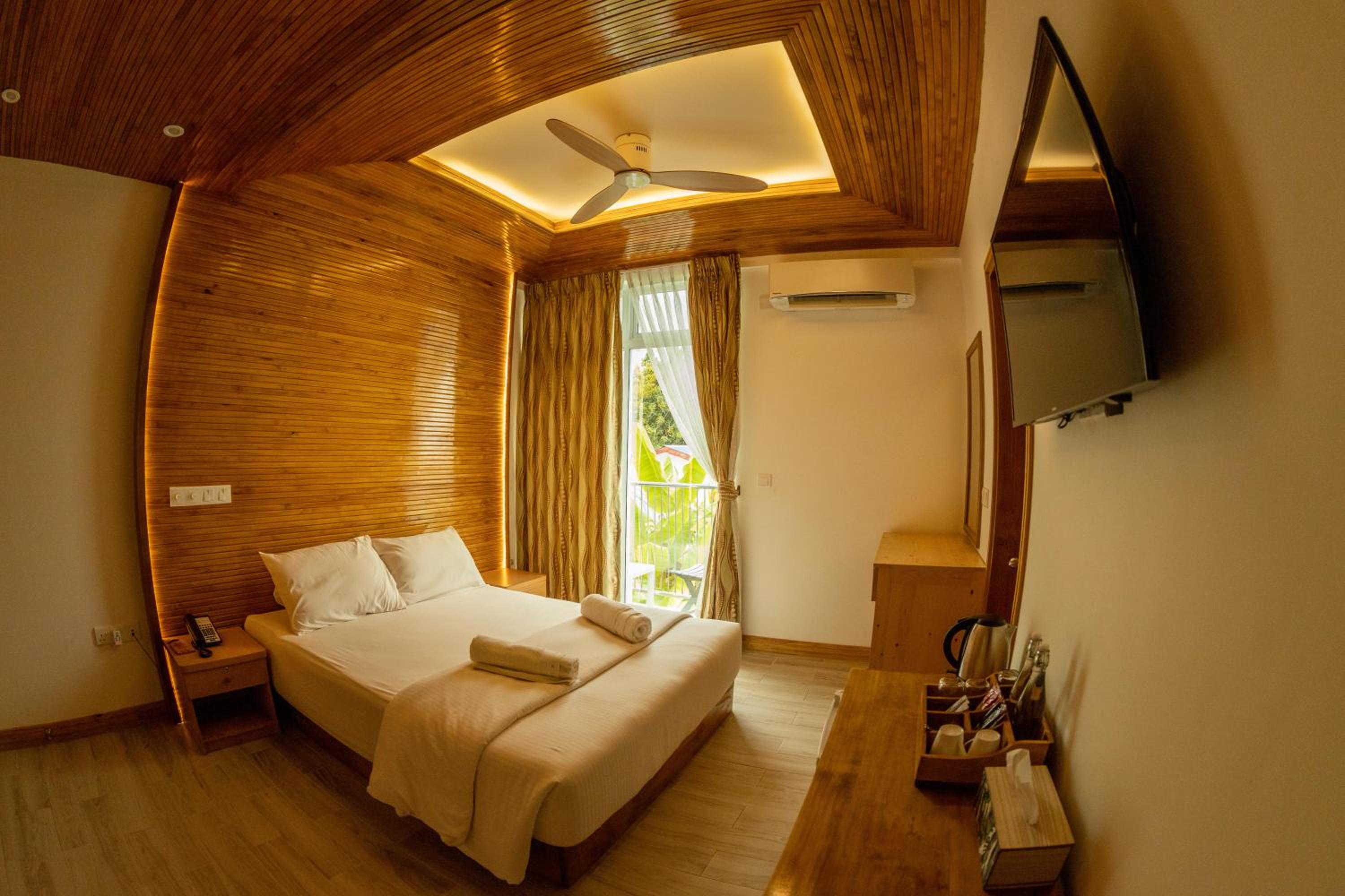 Deluxe Double or Twin Room - Photo 12