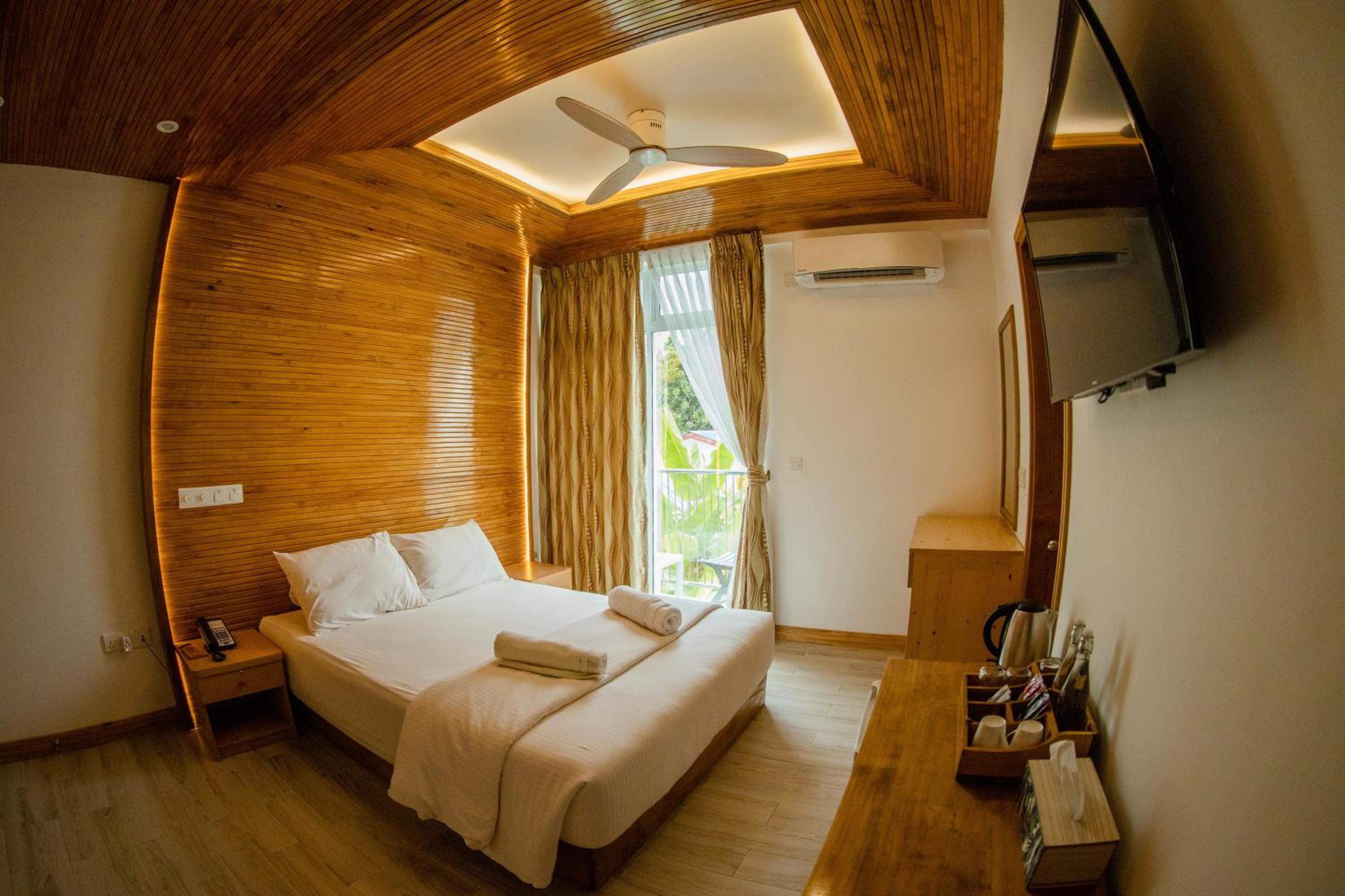 Deluxe Double or Twin Room - Photo 11