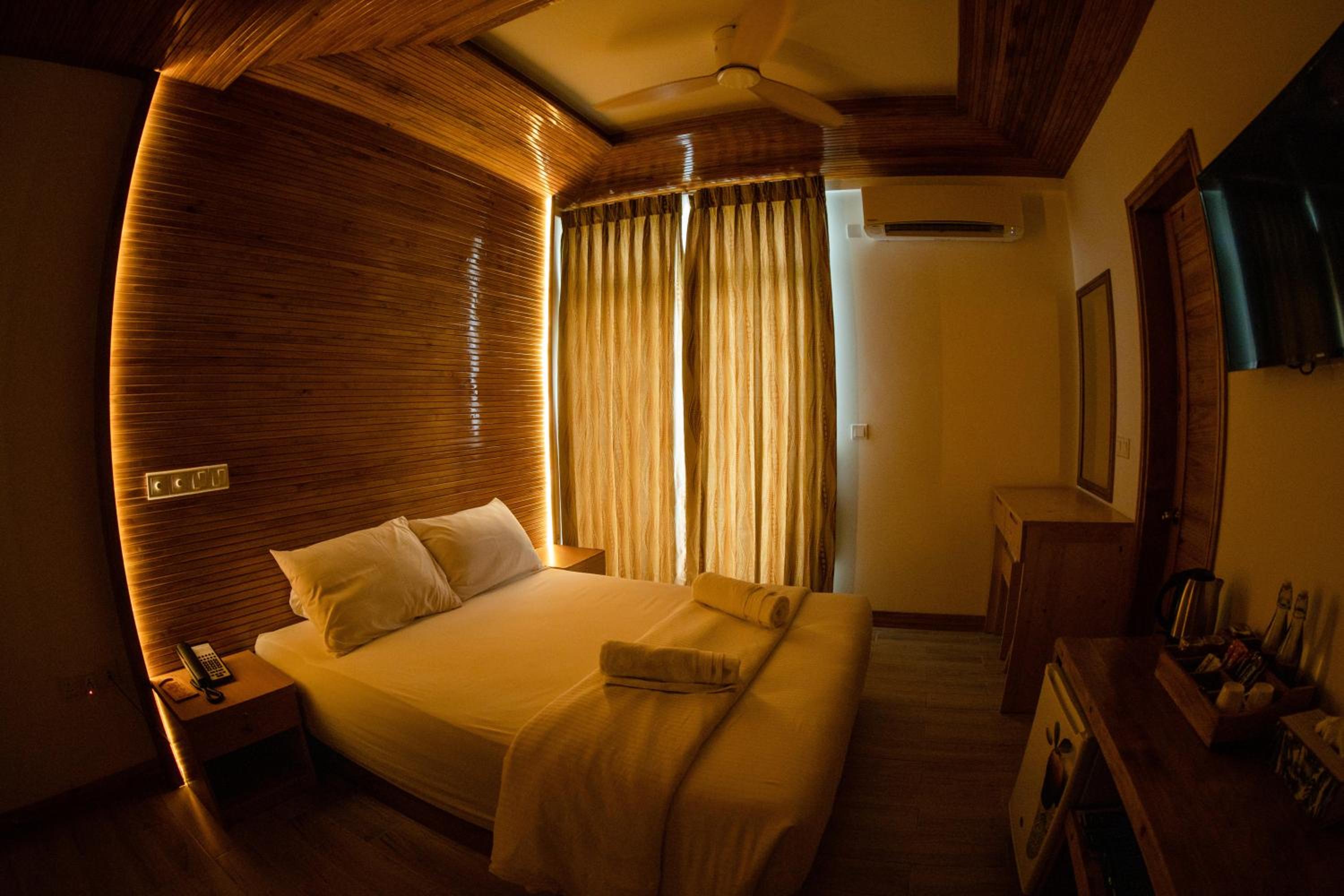 Deluxe Double or Twin Room - Photo 10
