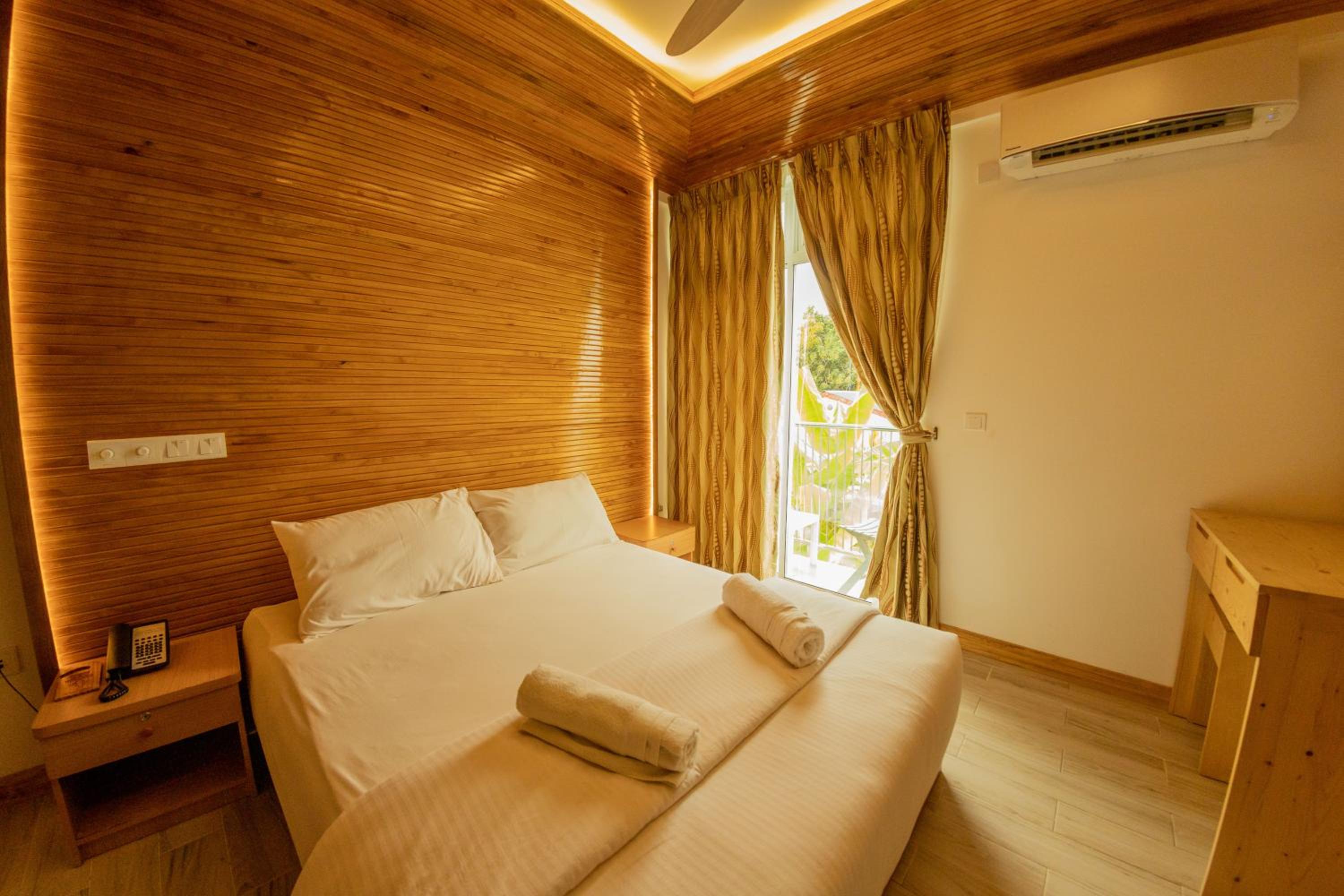 Deluxe Double or Twin Room - Photo 5