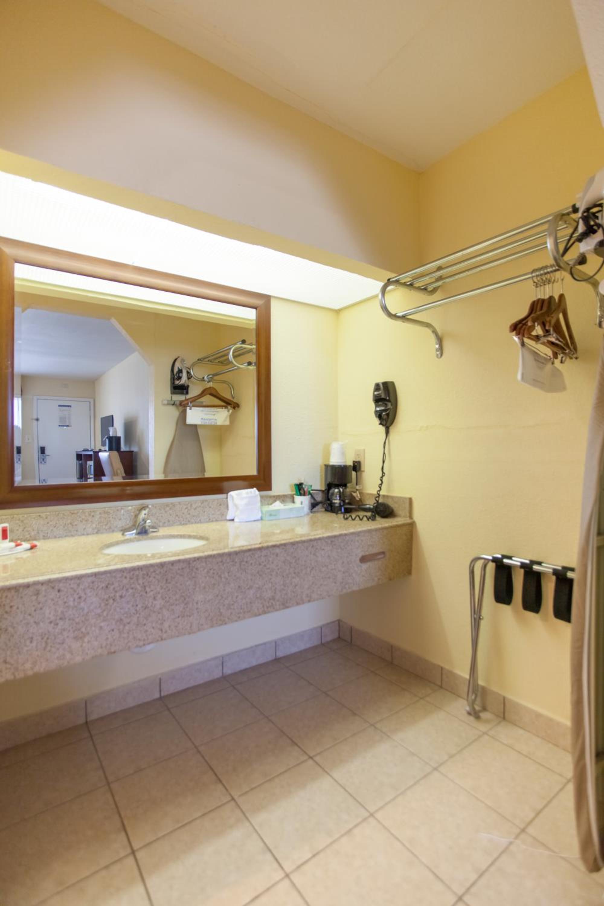 Double Room with Two Double Beds - Smoking - Photo 6