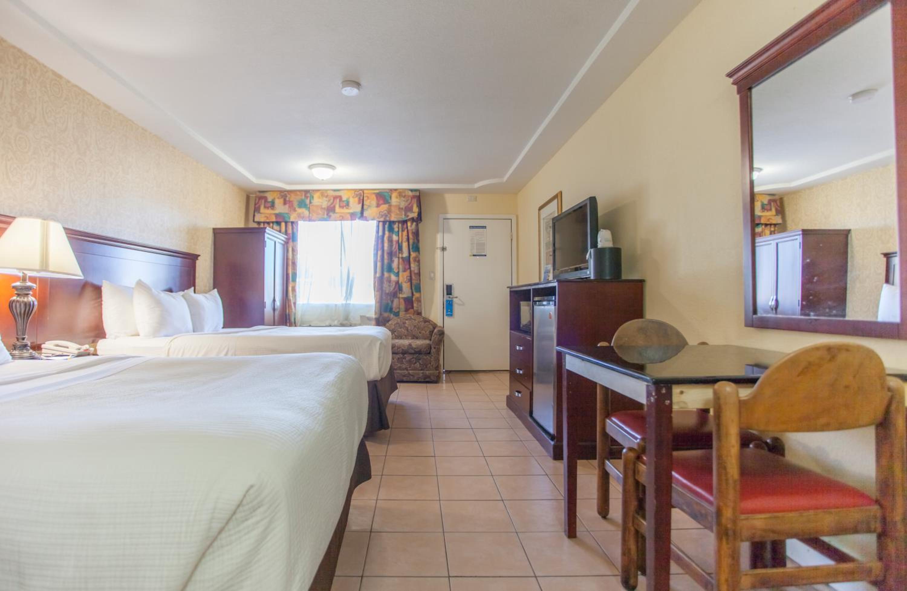 Double Studio with Two Double Beds- Smoking - Photo 8