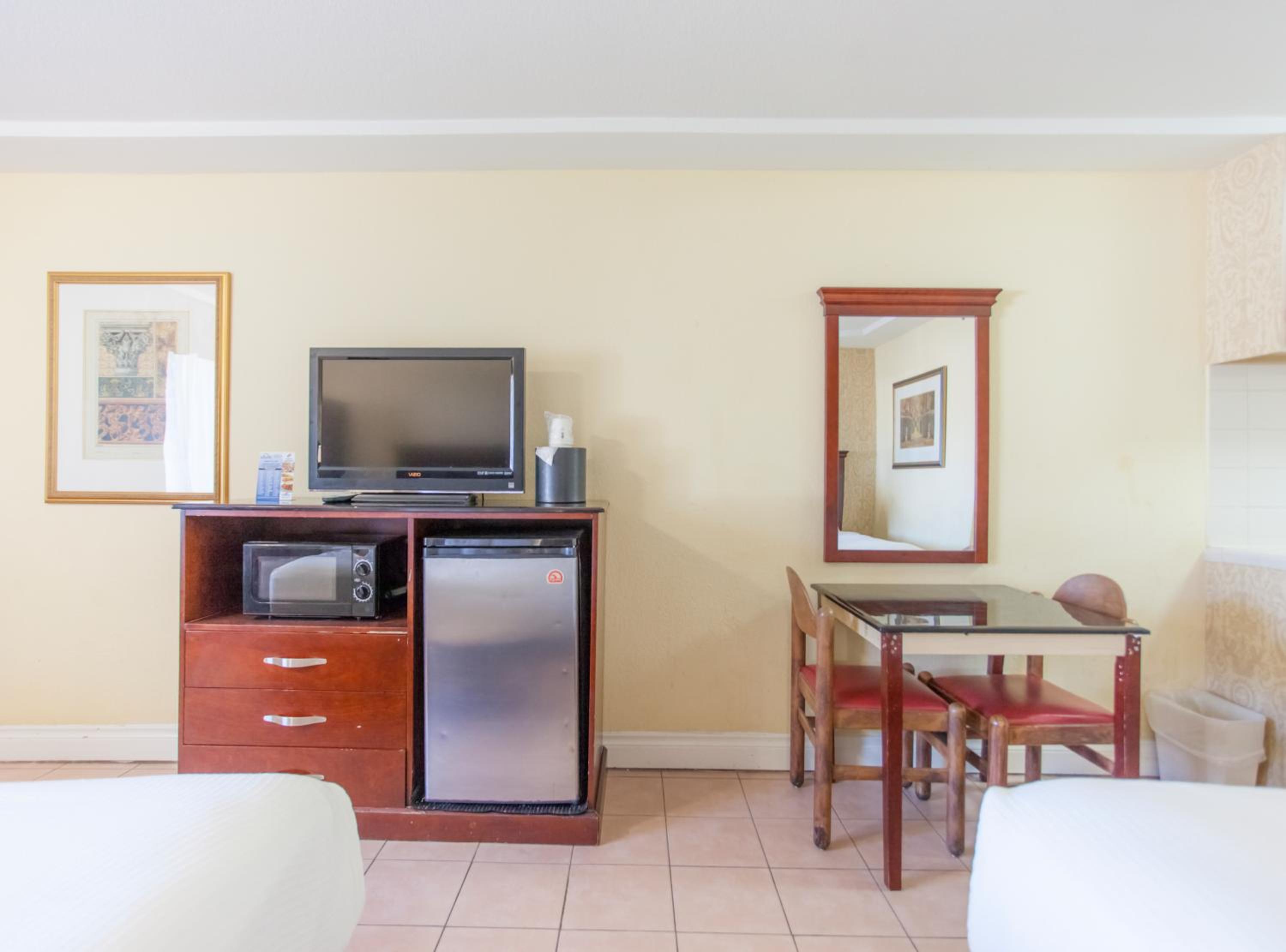 Double Studio with Two Double Beds- Smoking - Photo 2