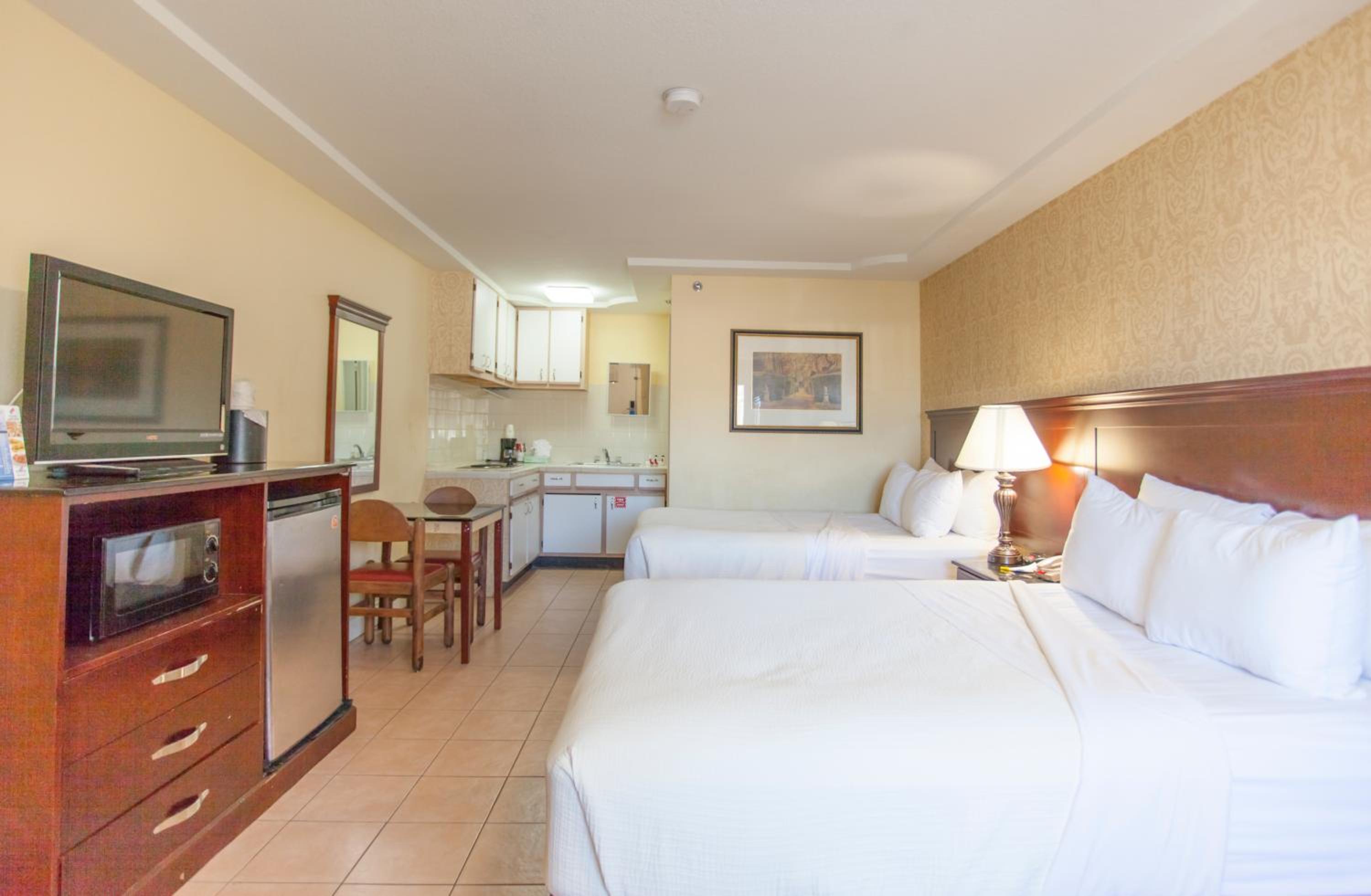 Double Studio with Two Double Beds- Smoking - Photo 4