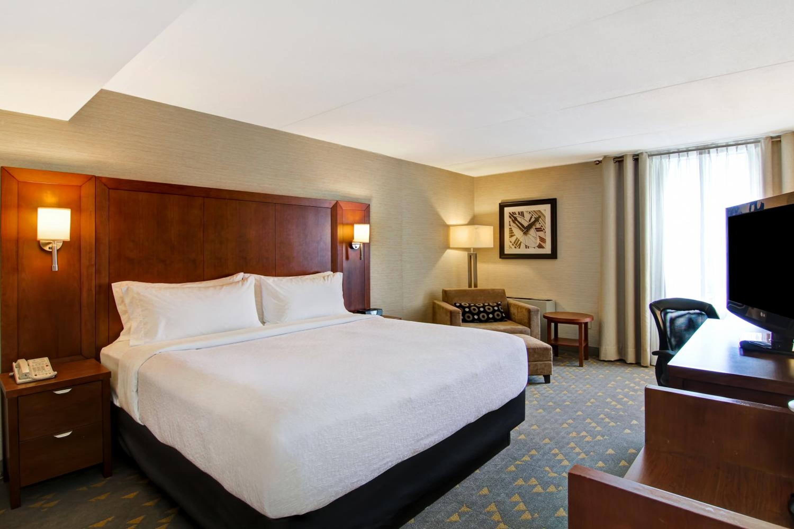Premium Corner King Room - Photo 3