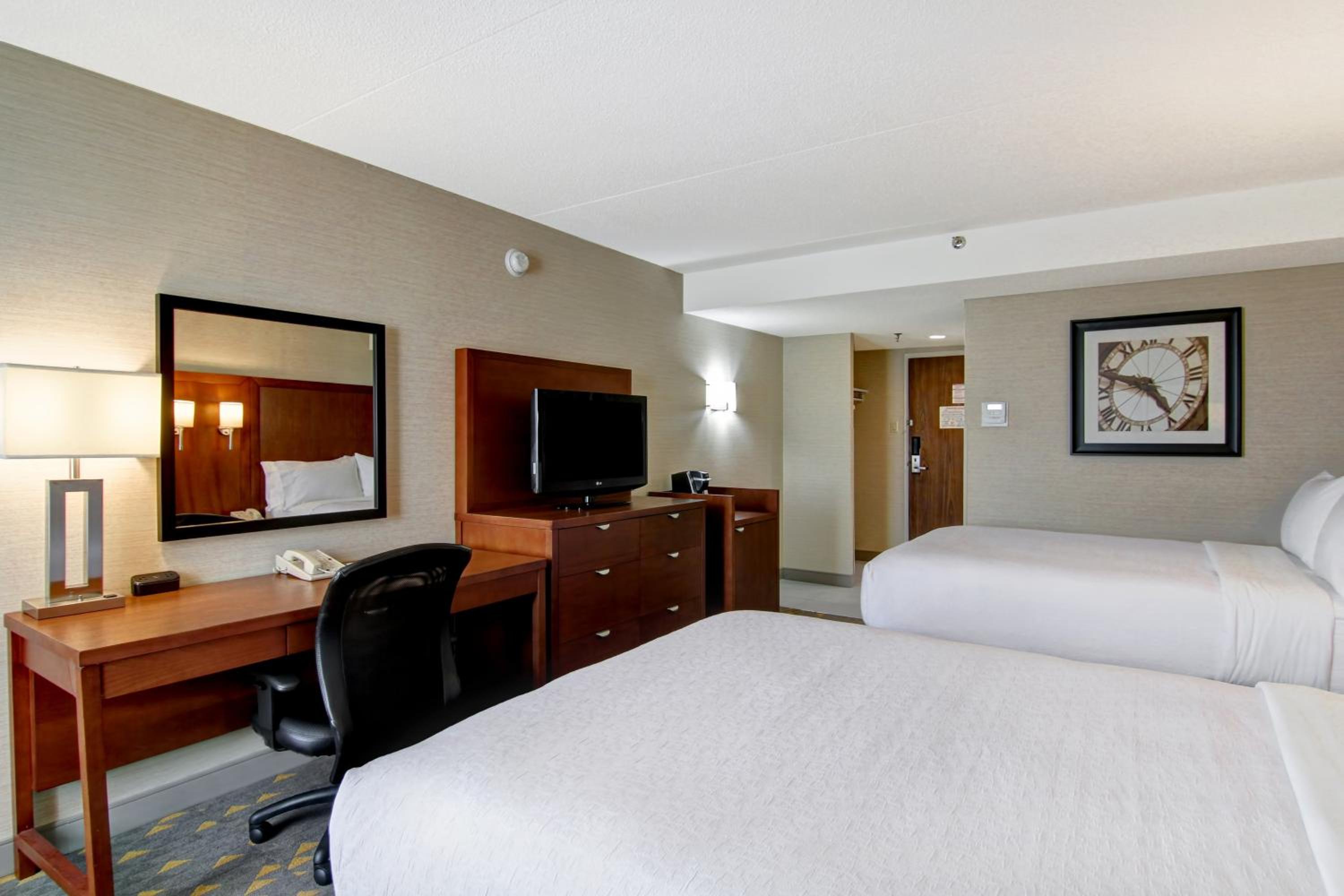 Standard Room with Two Queen Beds - Photo 3