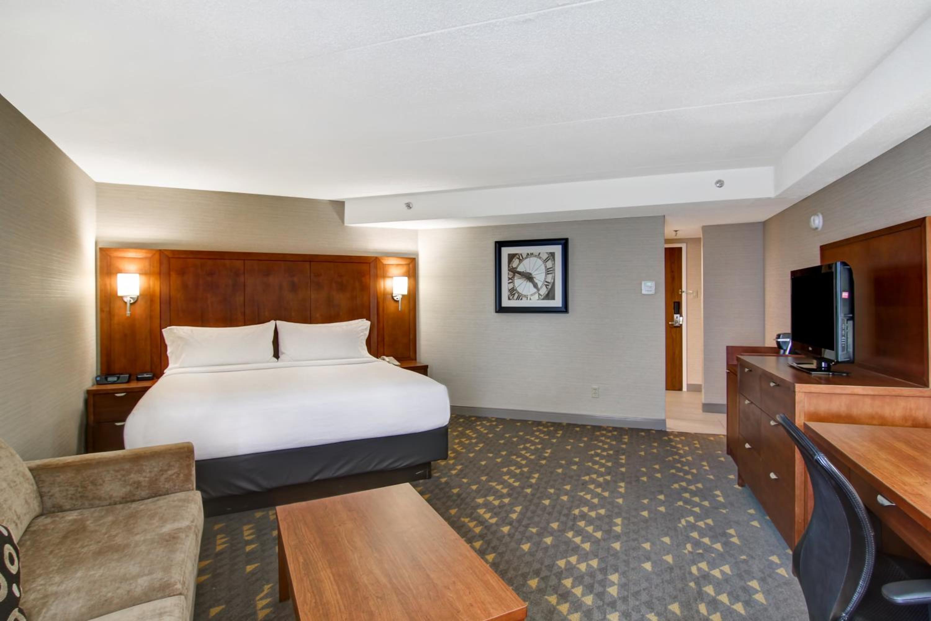 Premium Corner King Room - Photo 4