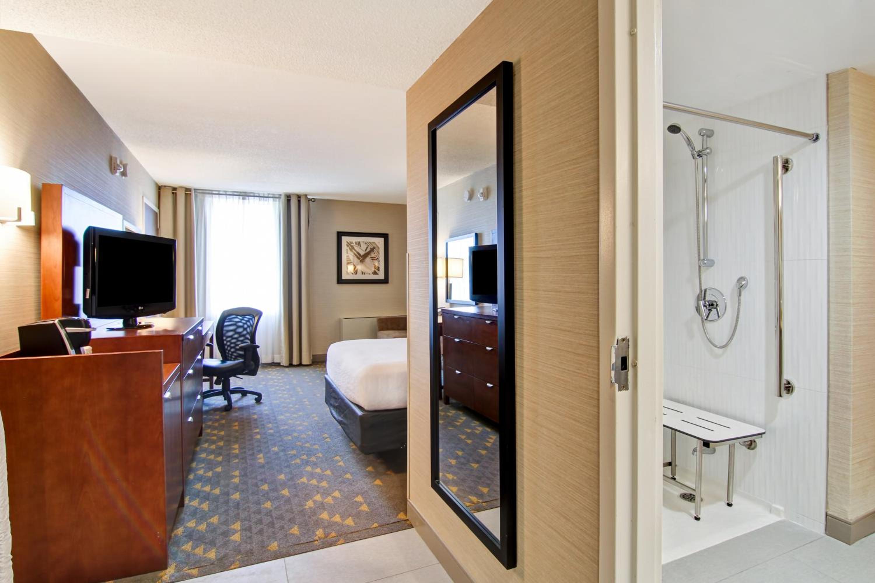 Standard Queen Room - Communications Access - Photo 1